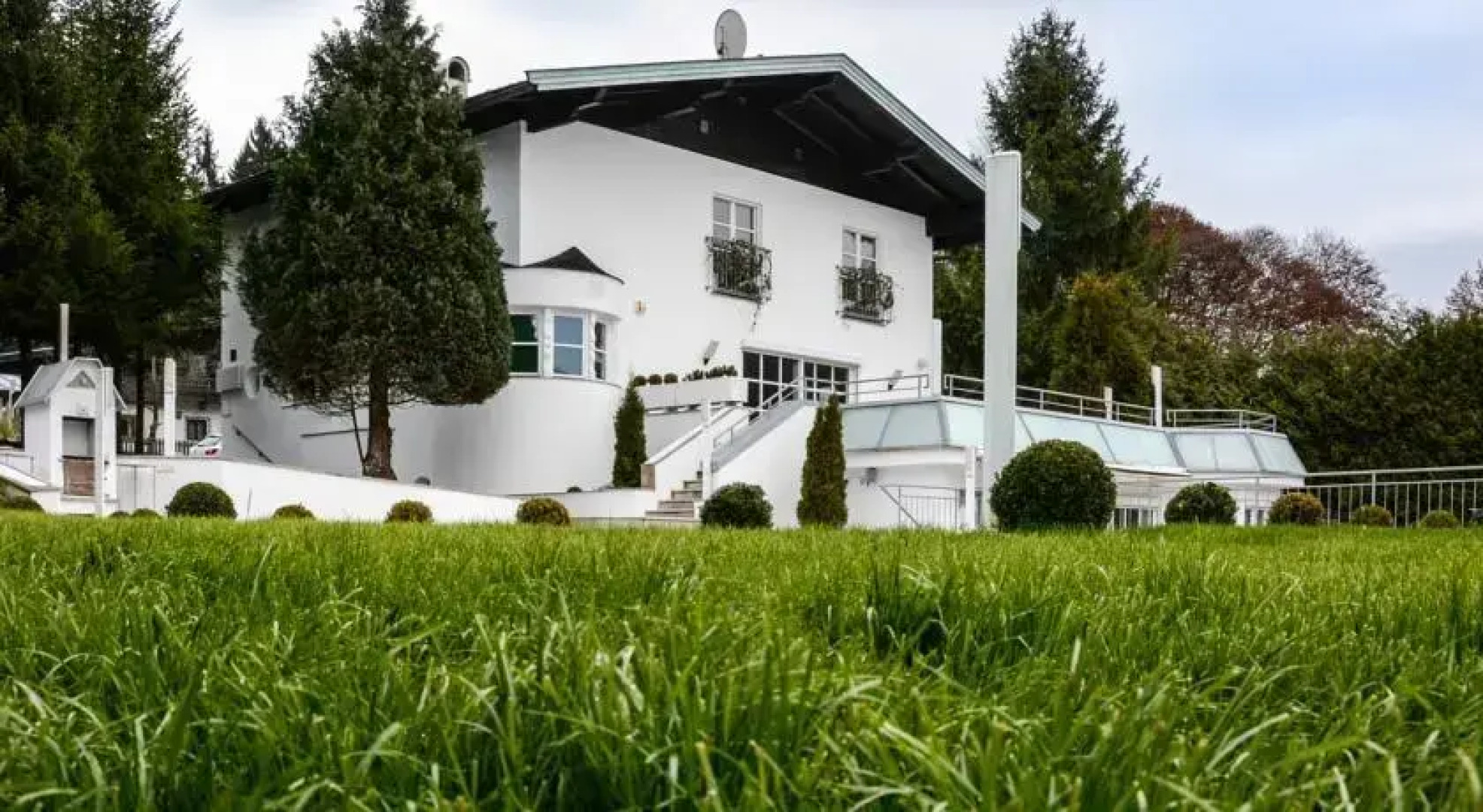 Jacks Lake & Mountain (JLM) Hostel