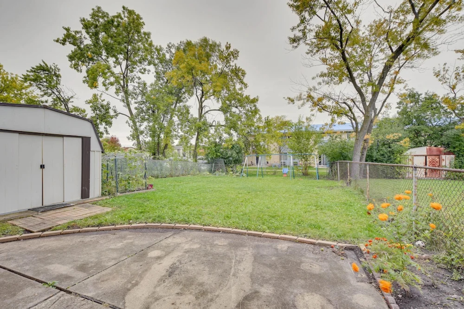 Fenced Backyard: Family Getaway in Des Plaines!