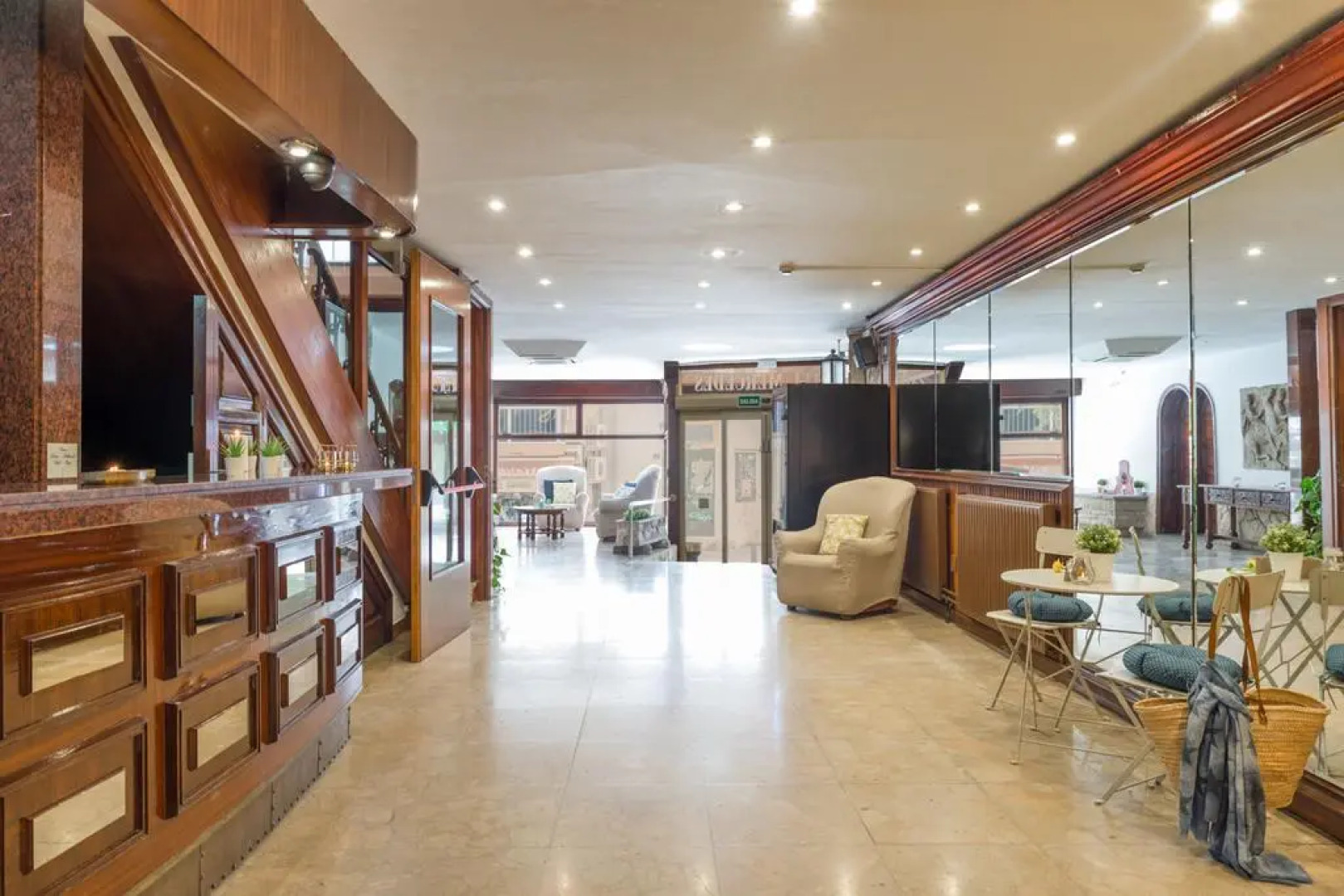 Vintage Hotel Mercedes