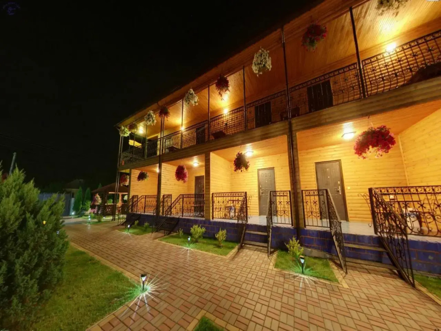 Hotel-complex Mizh Triokh Ozer