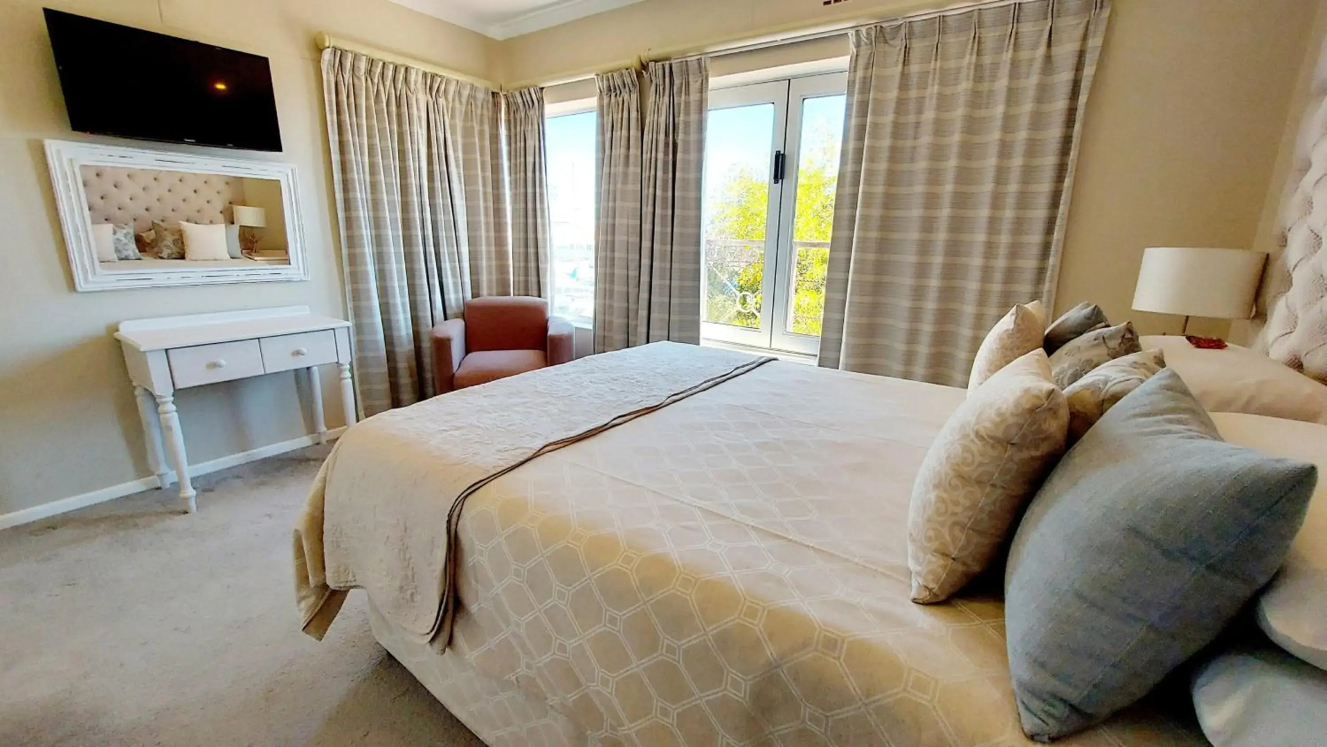 Russells On The Port