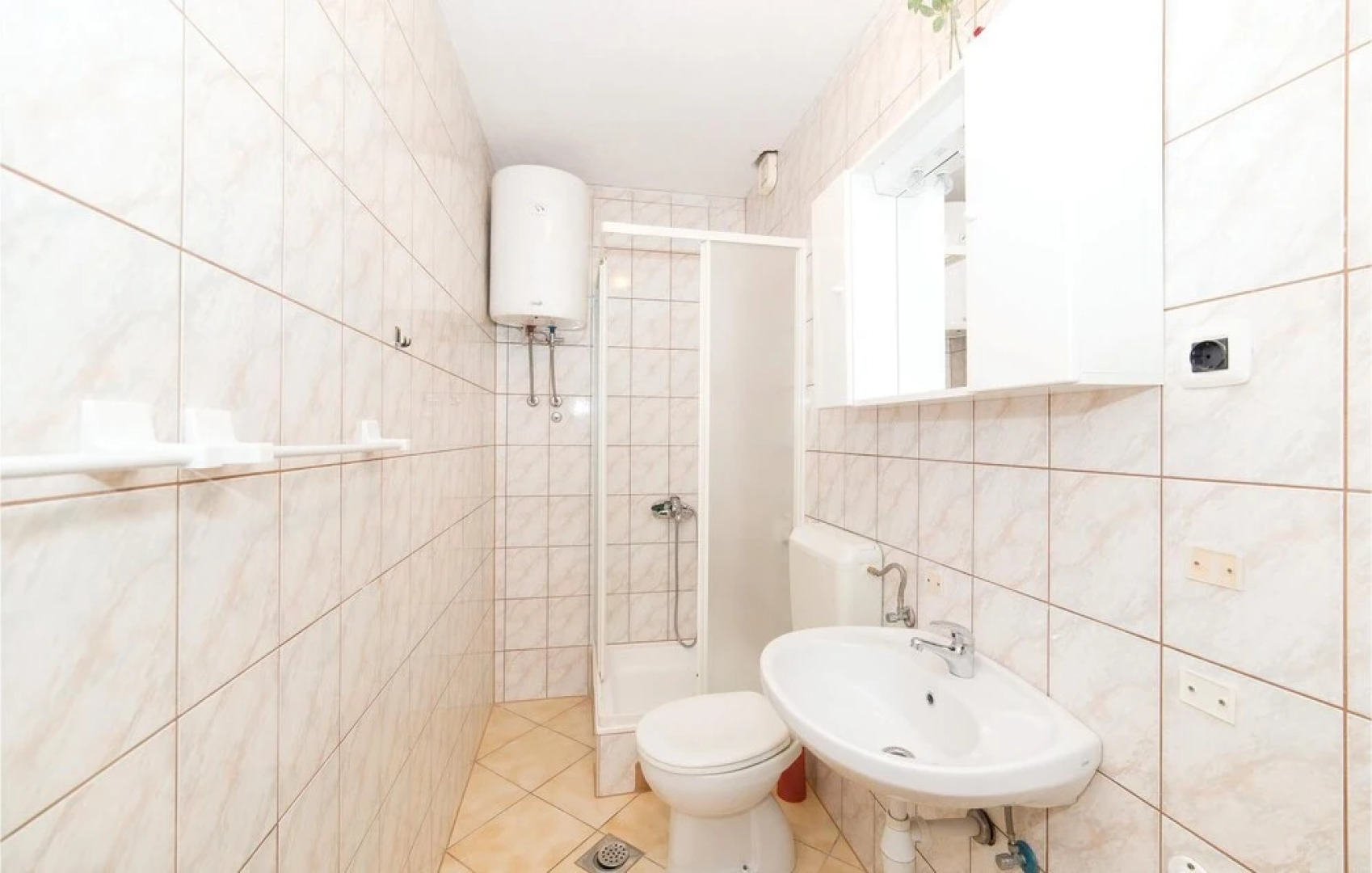 Awesome Home in Okrug Donji With Wifi and 6 Bedrooms