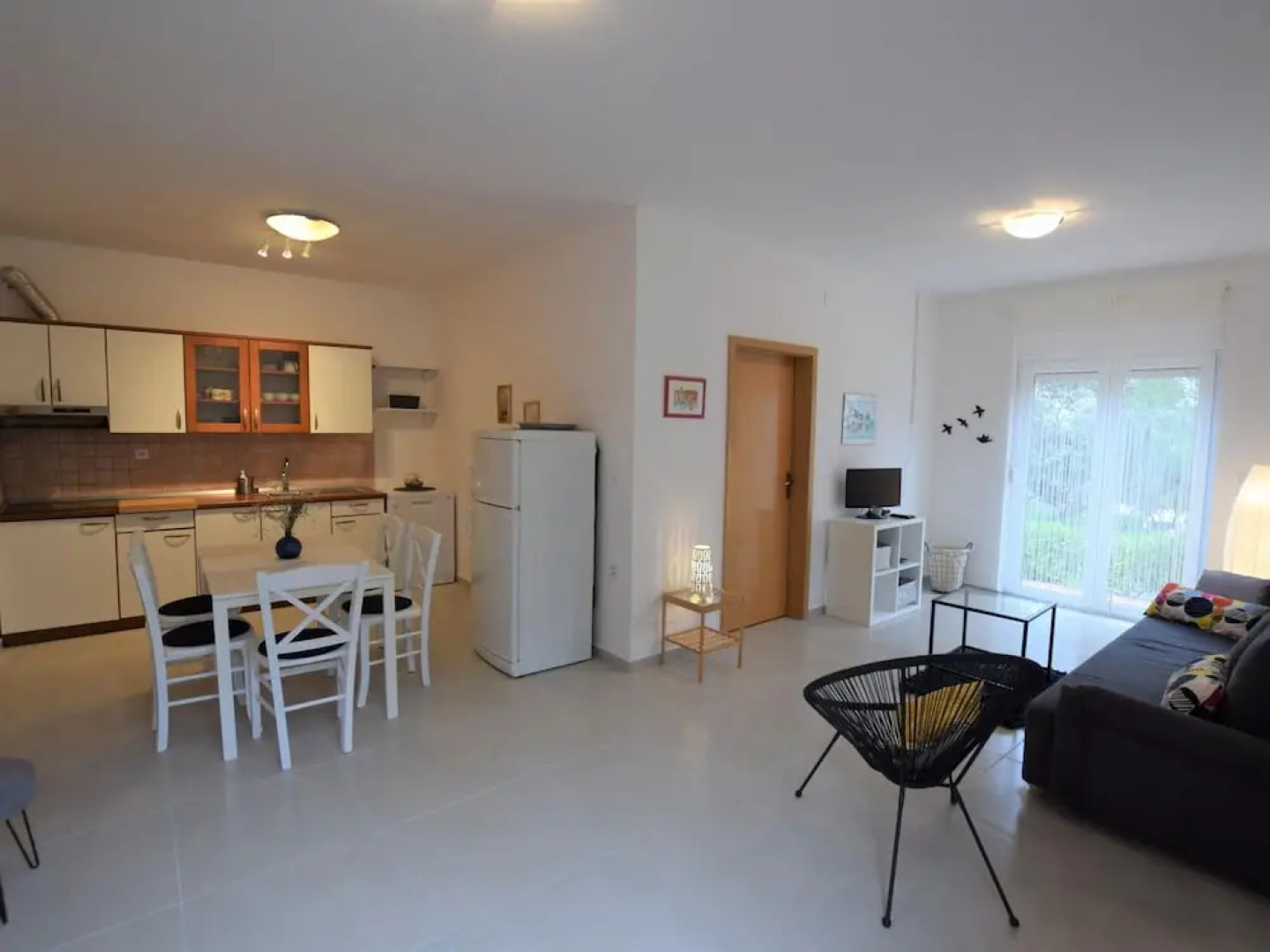 Home With a Private Terrace in a Quiet Area, Near the Sea