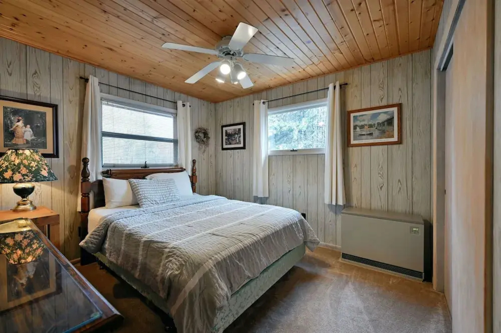 Kenny Lodge 4 Bedroom Hotel Room by RedAwning