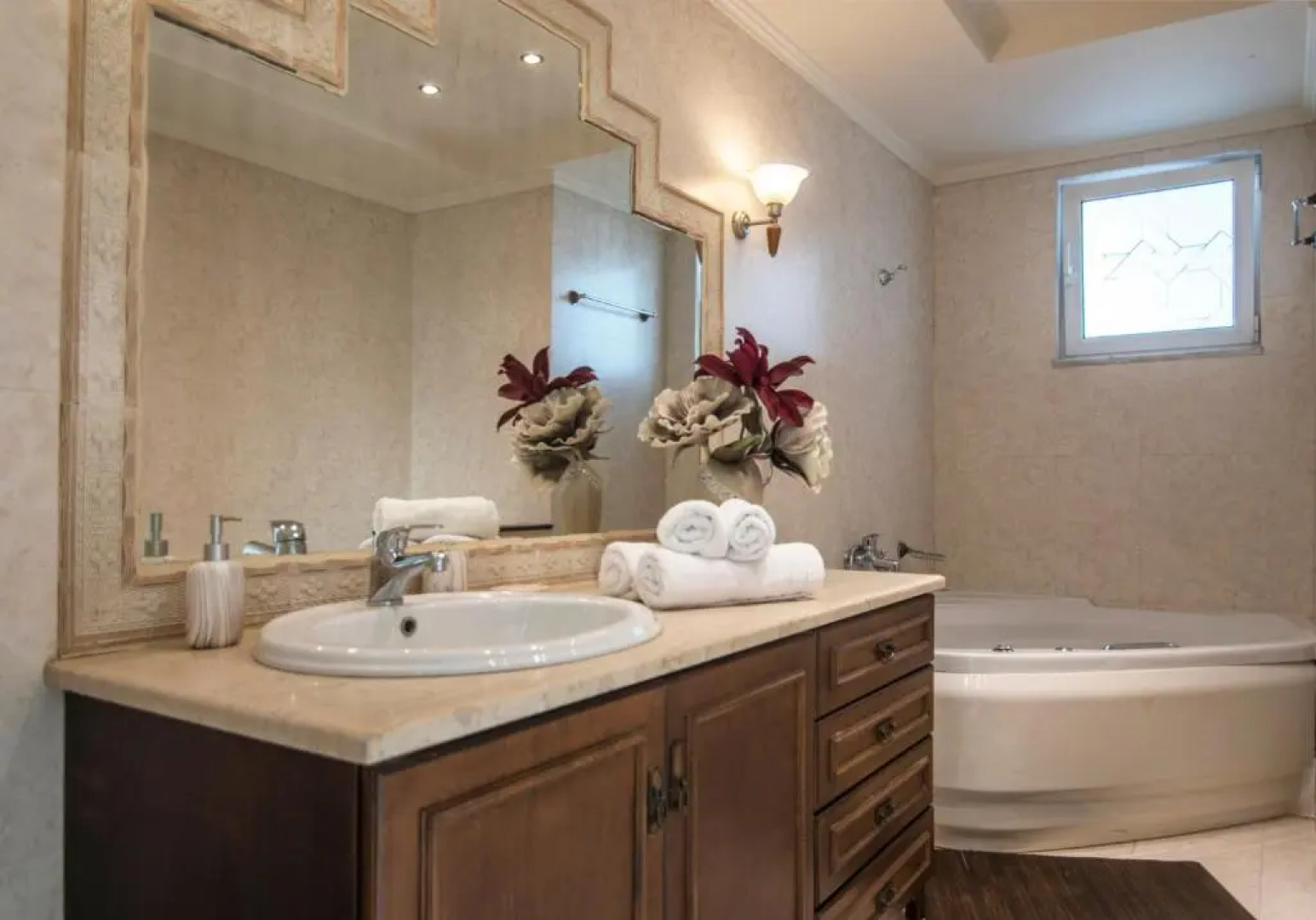 Akrata's Elegant Luxury Suite