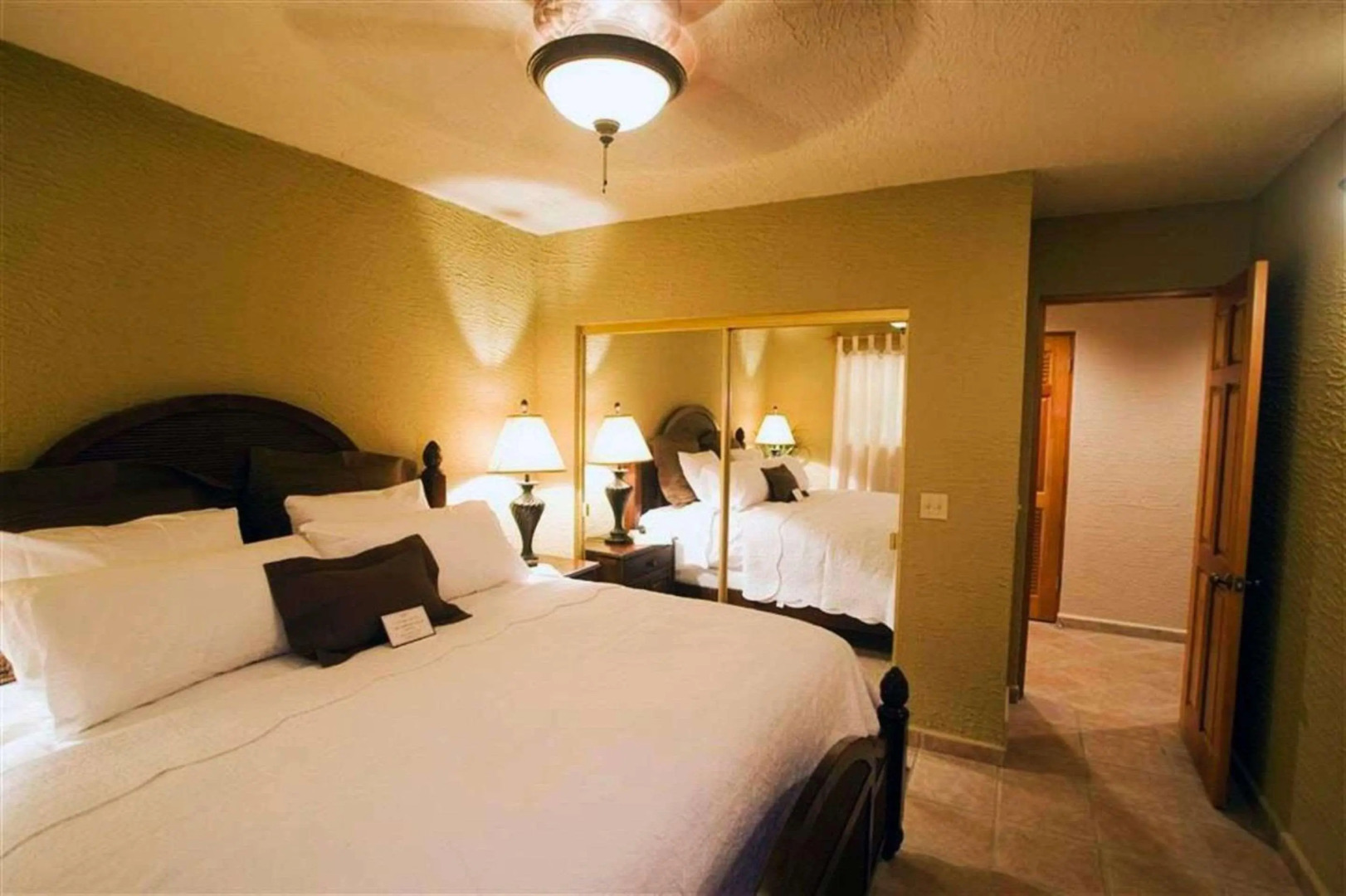 Clarion Suites Roatan at Pineapple Villas