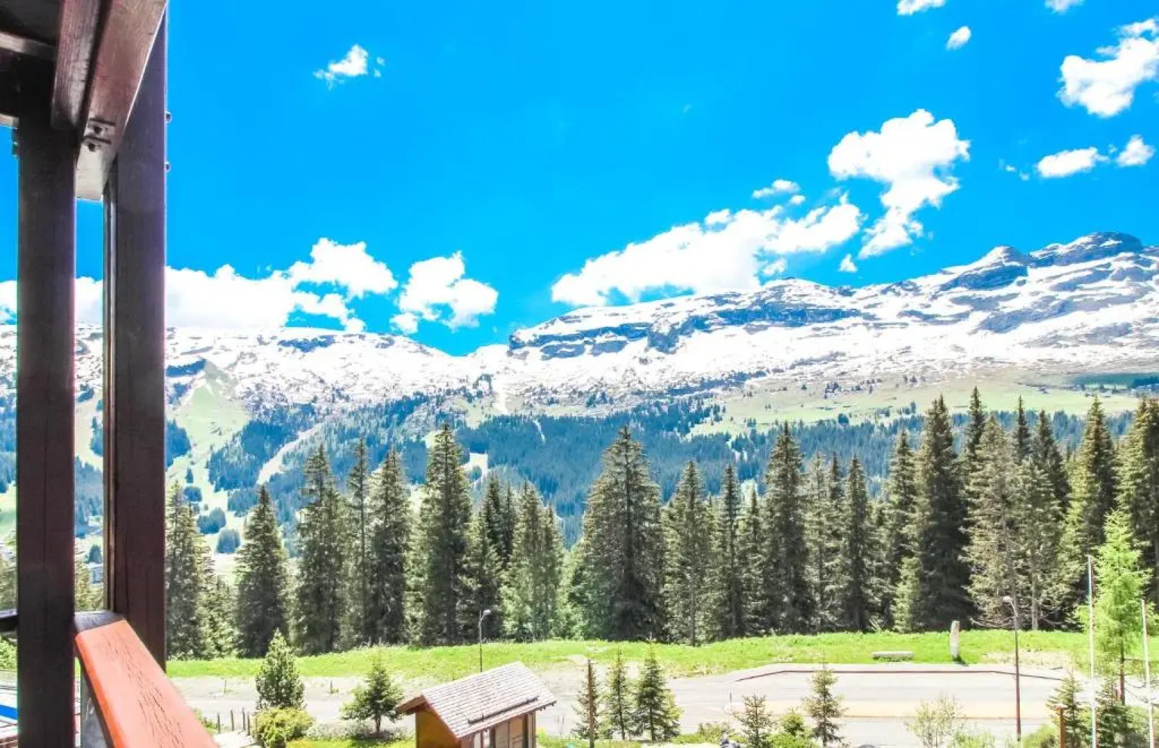 Stunning 3-bedroom apartment with mountain views