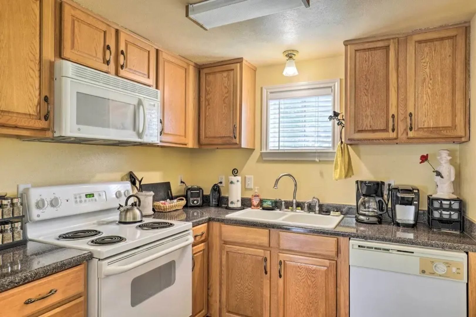 Studio in College Station w/ Expansive Deck!