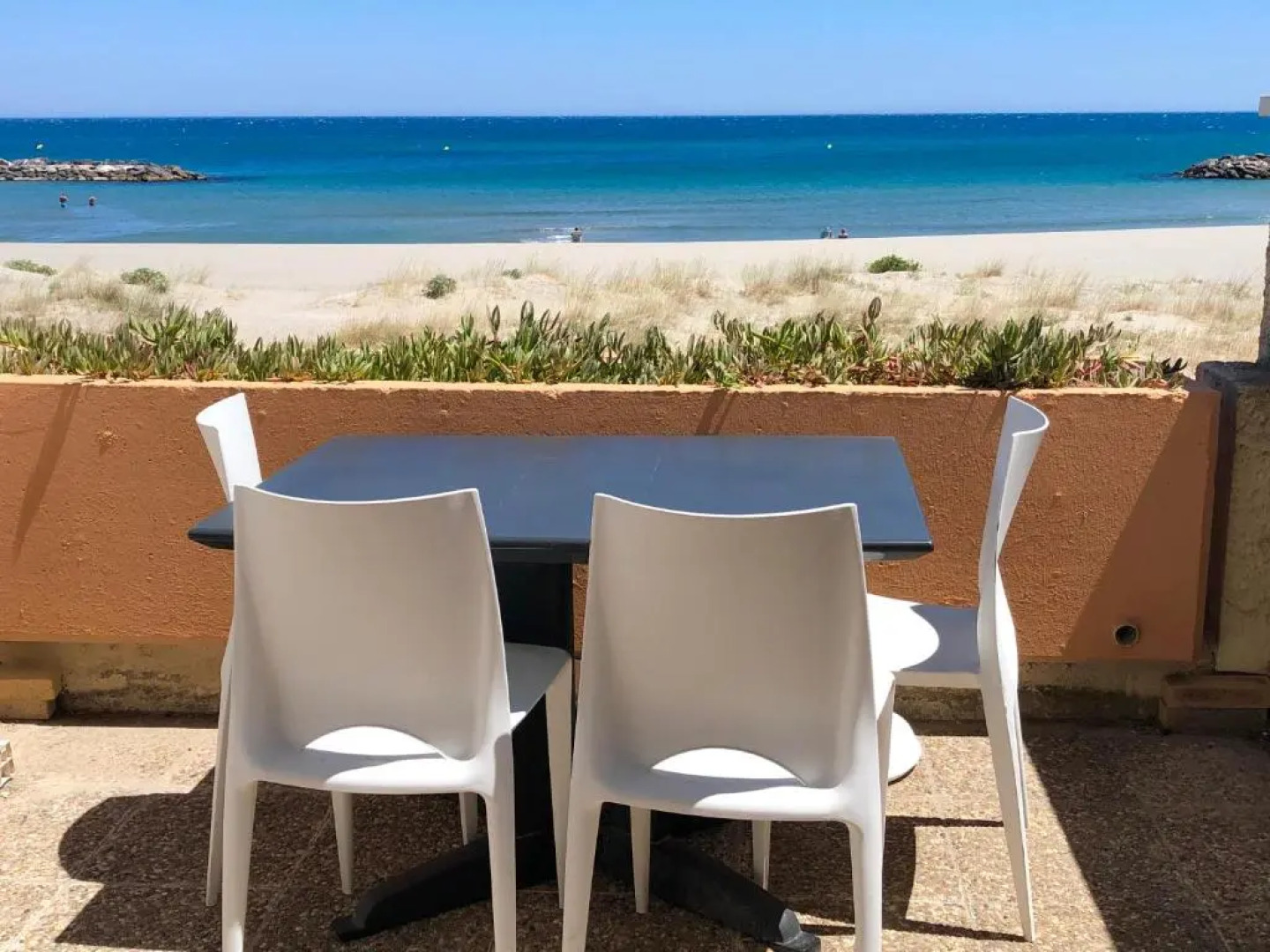 Charmant T 2 vue mer pied dans l'eau