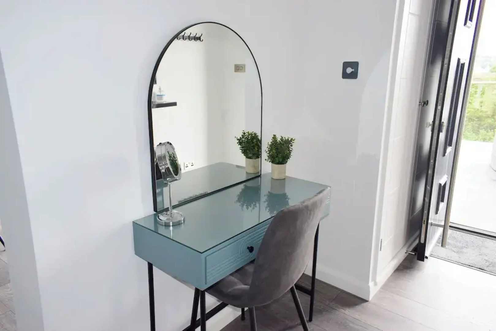 New Panoramic Riverview Apartment With Ev Plug