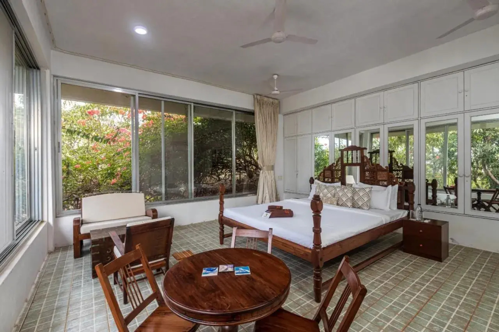 Saffronstays Sunglade