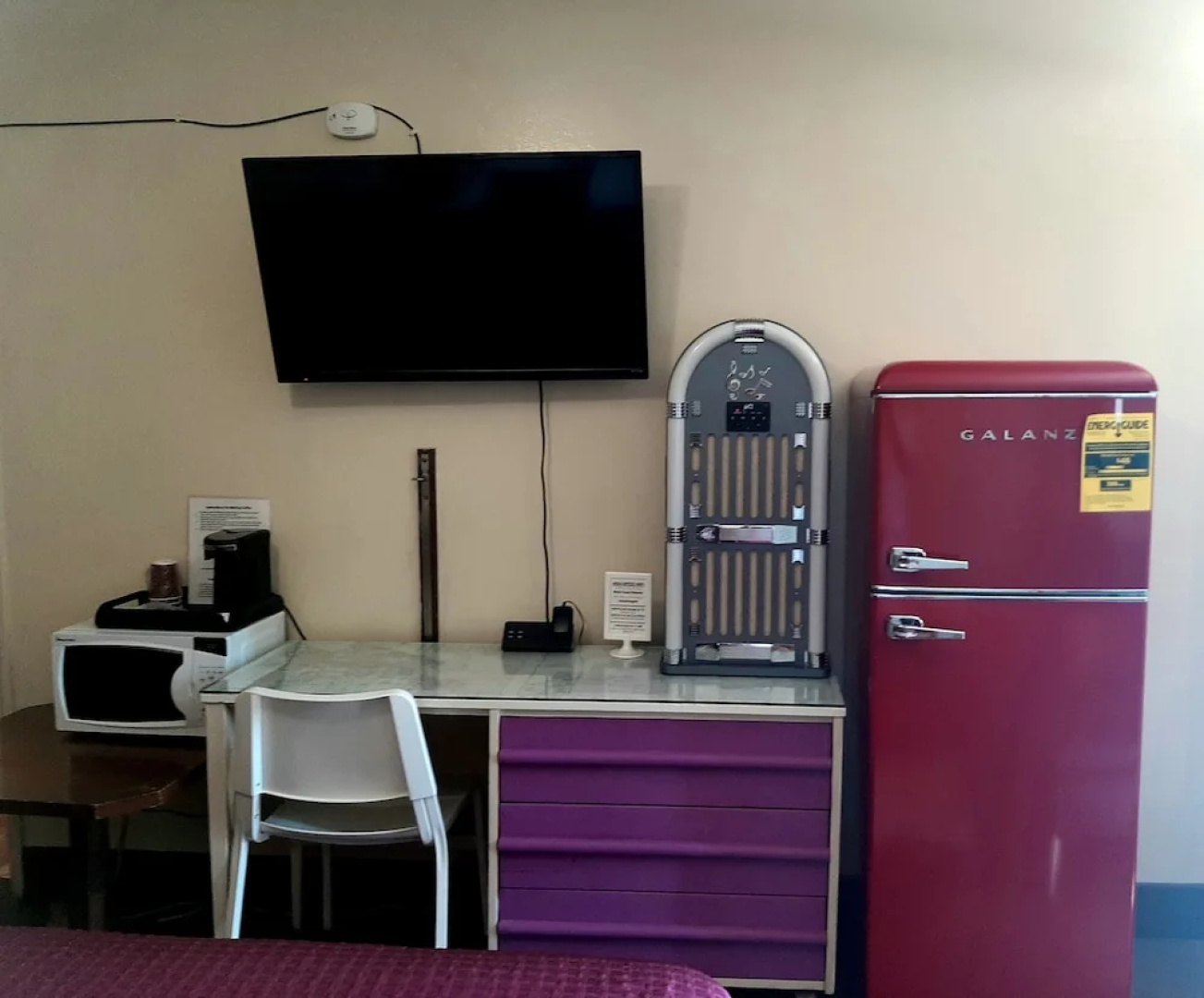 The New Star Motel with Studio-Kitchens: 1950s Extended-Stay Lodging and Retreat Center