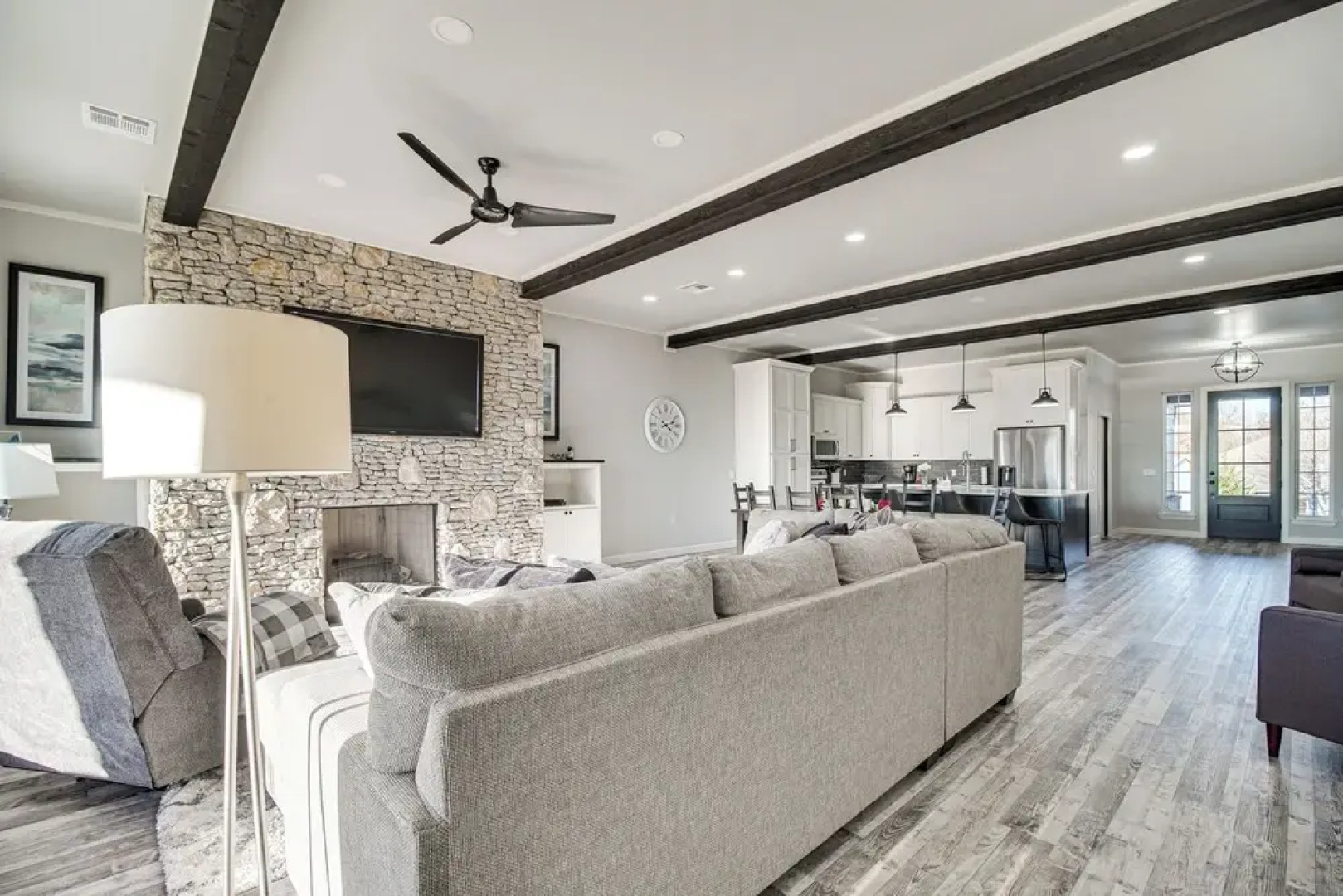 Near Shangri-la: Lake-view Monkey Island Home!