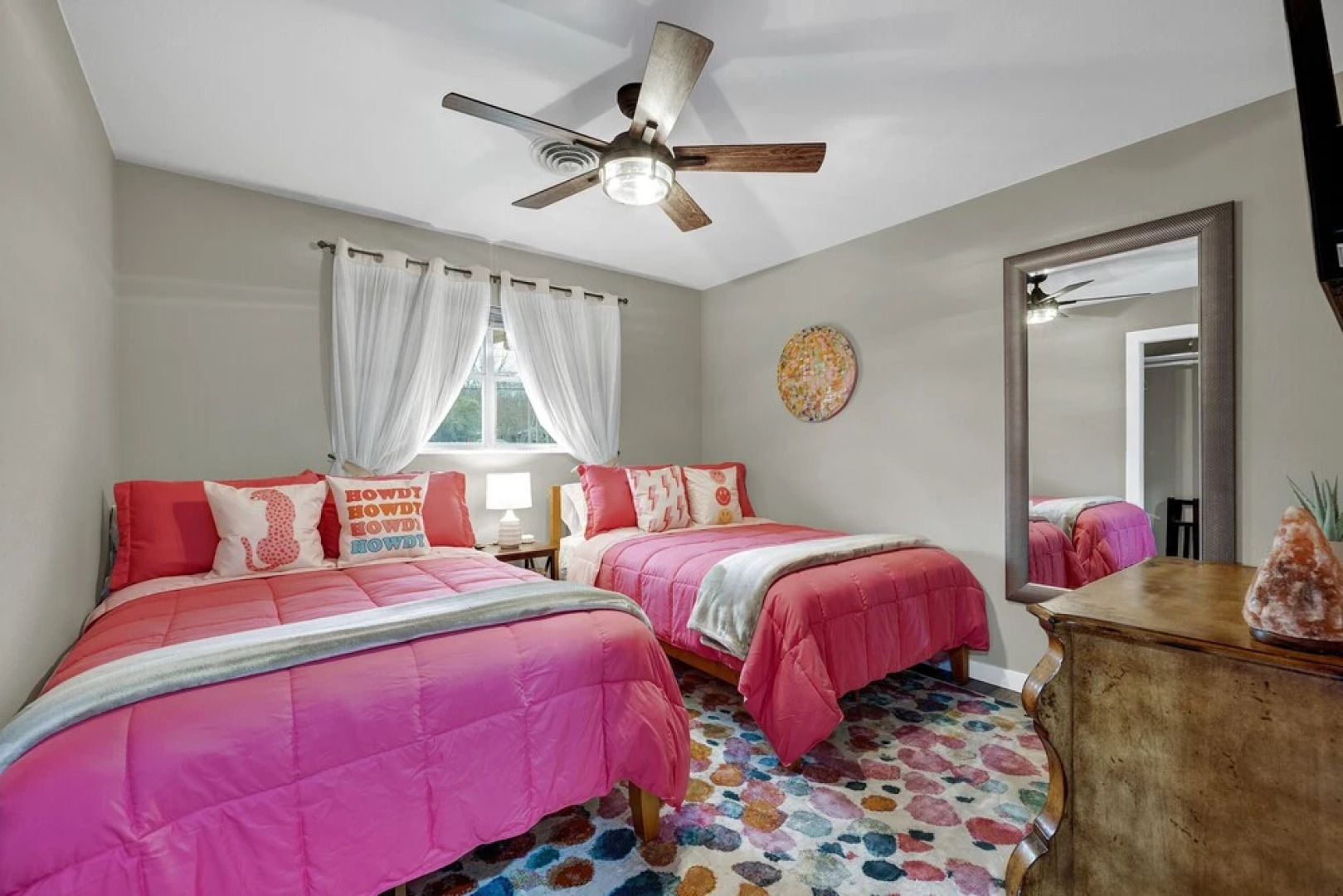 Charming Oasis Hot Tub & Fire Pit - 1mi to Dwntn