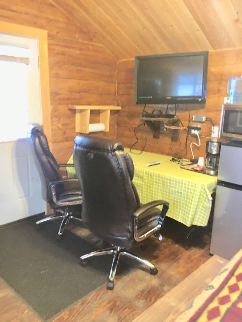 Alaska log cabins on the pond B & B