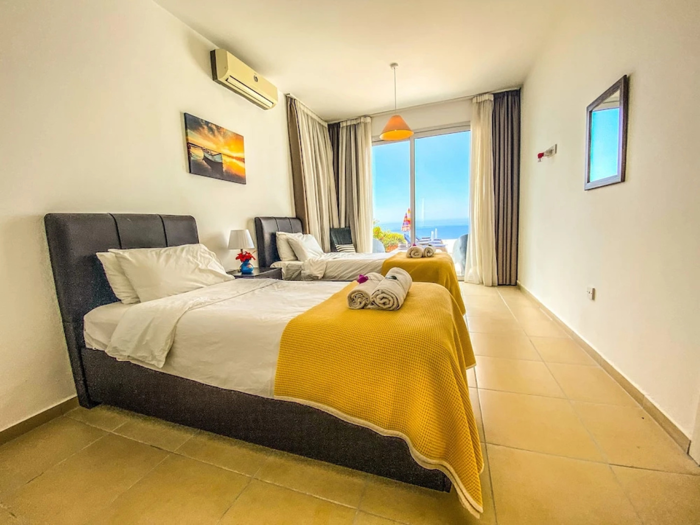 Sea Cliff villa, 4 beds, sleeps 2- 7, Free Wifi, Heated Pool option.