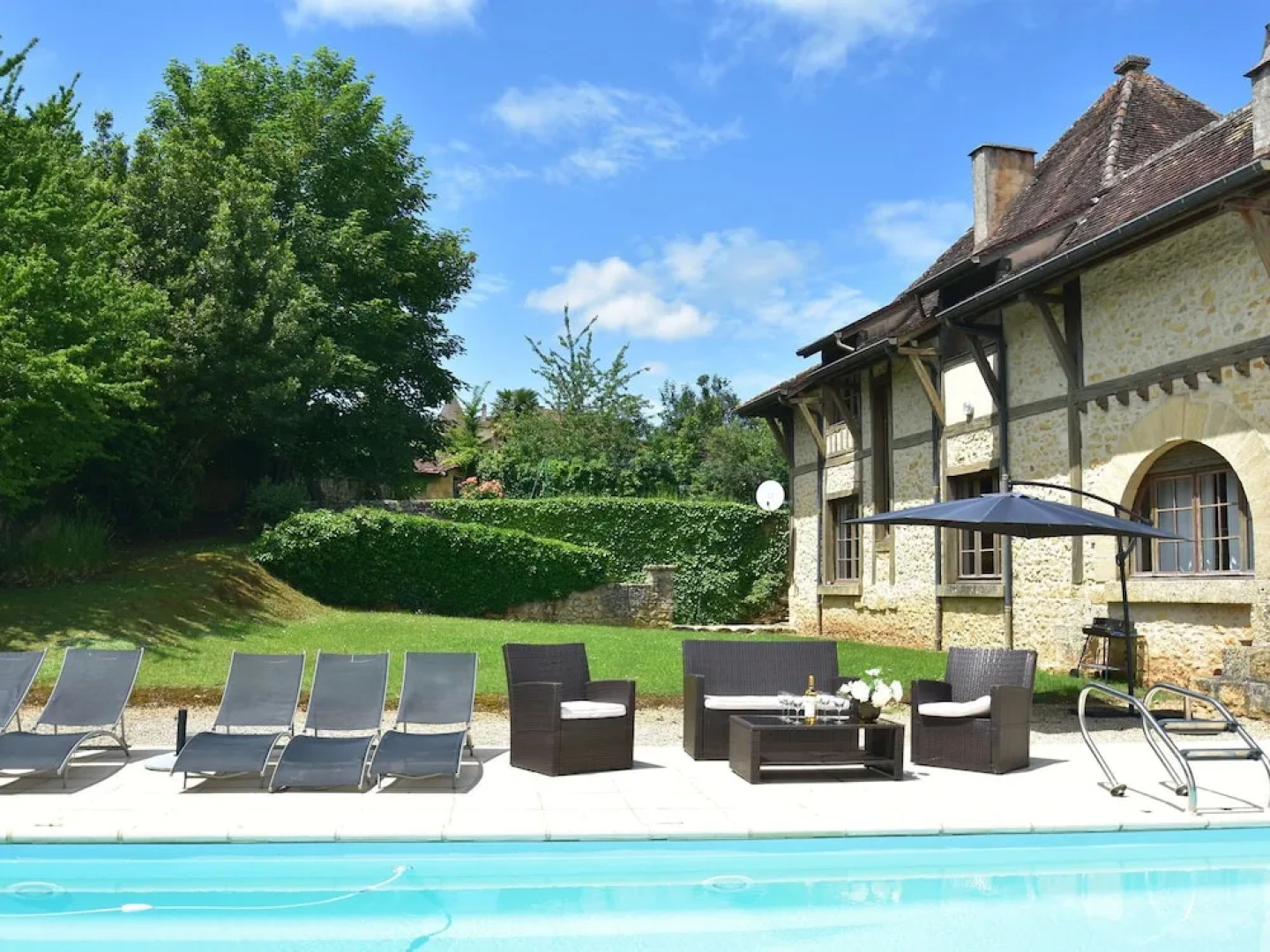 Sumptuous Mansion in Belves with Pool and Panoramic Sea Views