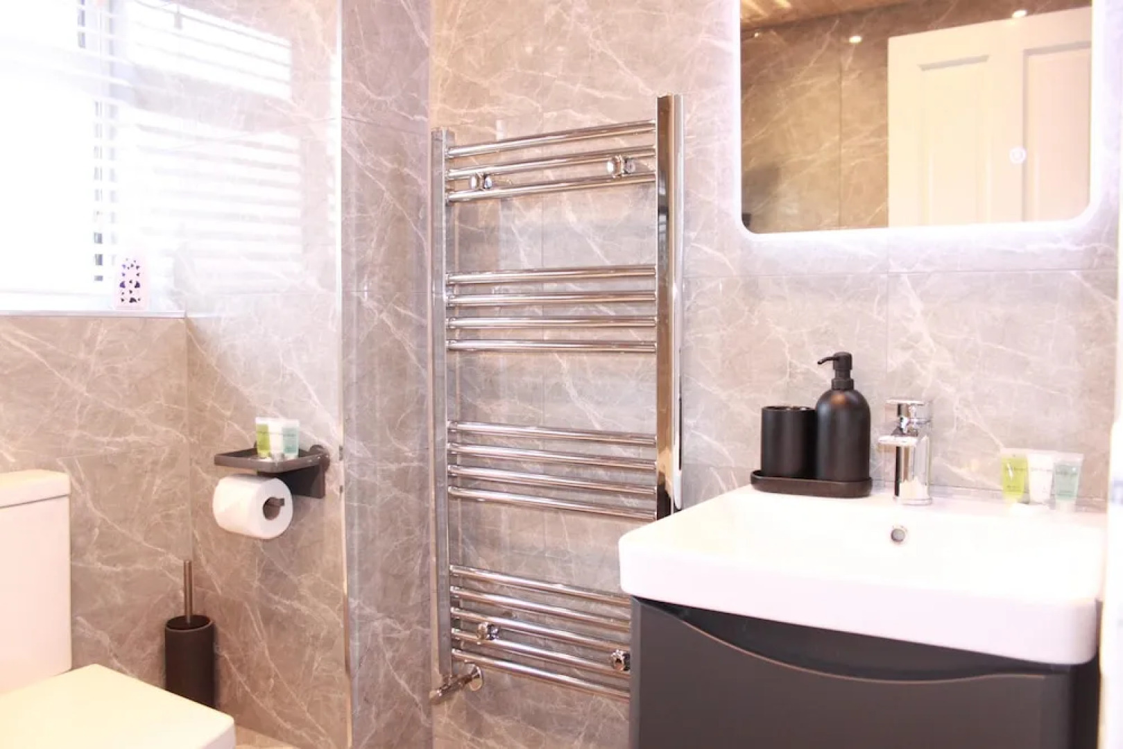 6guests-parking-nearstansted-accessible