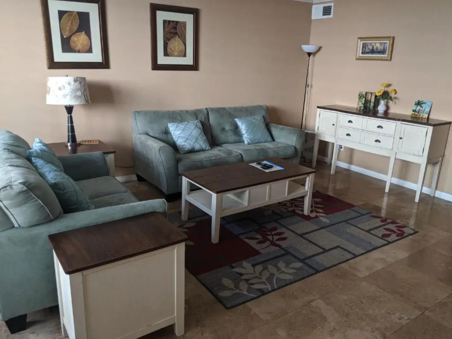 2Bedroom with Den and 2BA 4 Blocks to Santa Monica Beach