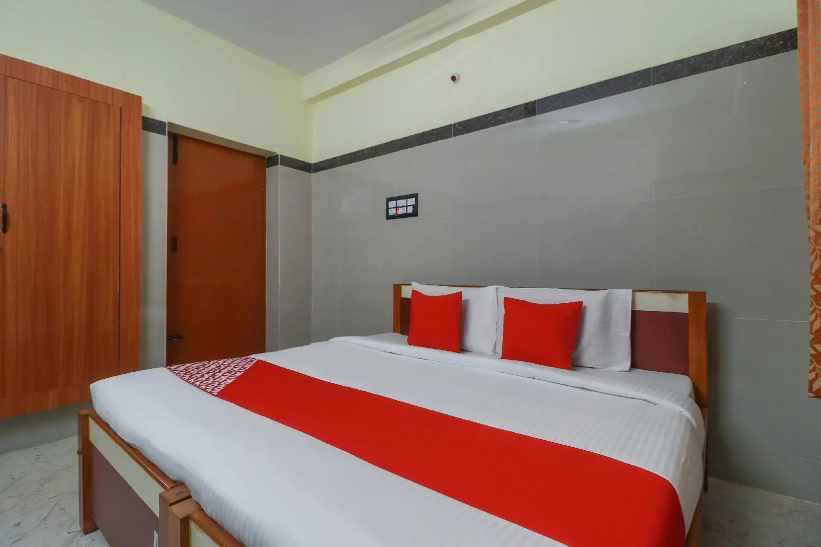 SPOT ON 49005 Raja Lodge