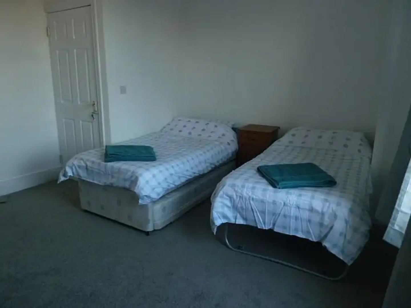 Light, Spacious 2 bed 2 Bath Flat. Sleeps 2-8