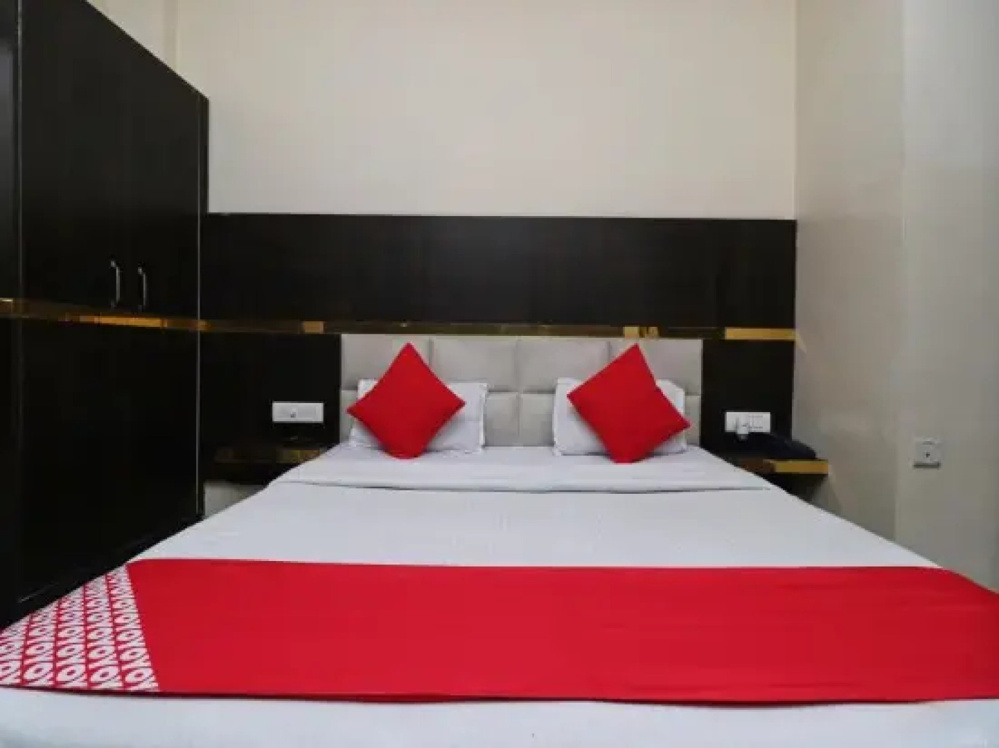 Hotel Dream Land by OYO