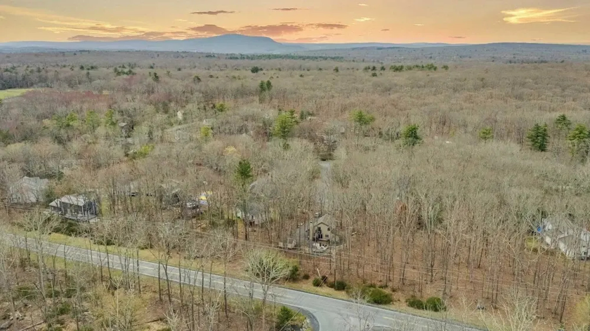 Stylish Renovated Home Open Layout, Coffee Bar + Near Hiking & Waterfalls