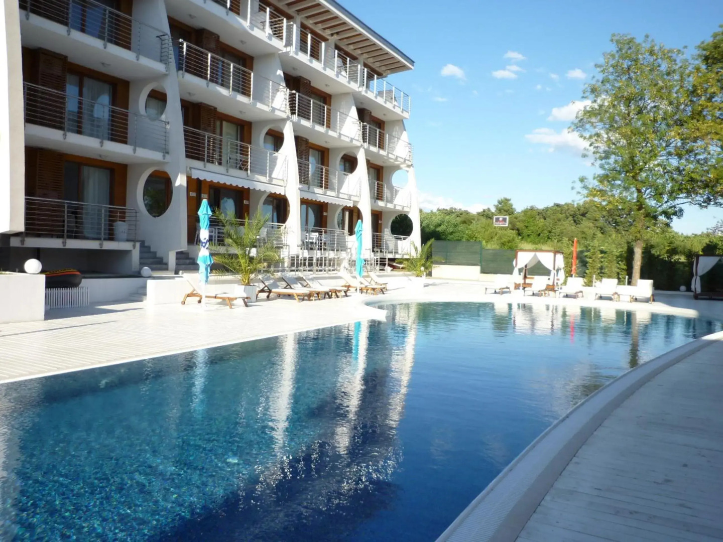 White Sails Apartments