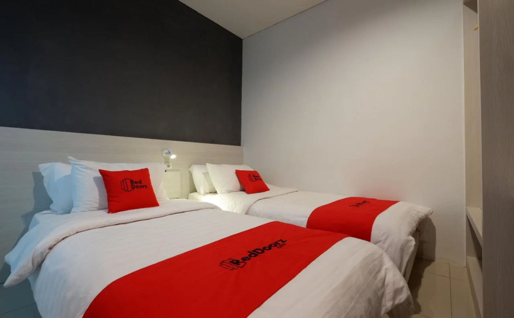 RedDoorz Plus near Ciputra Mall Simpang Lima