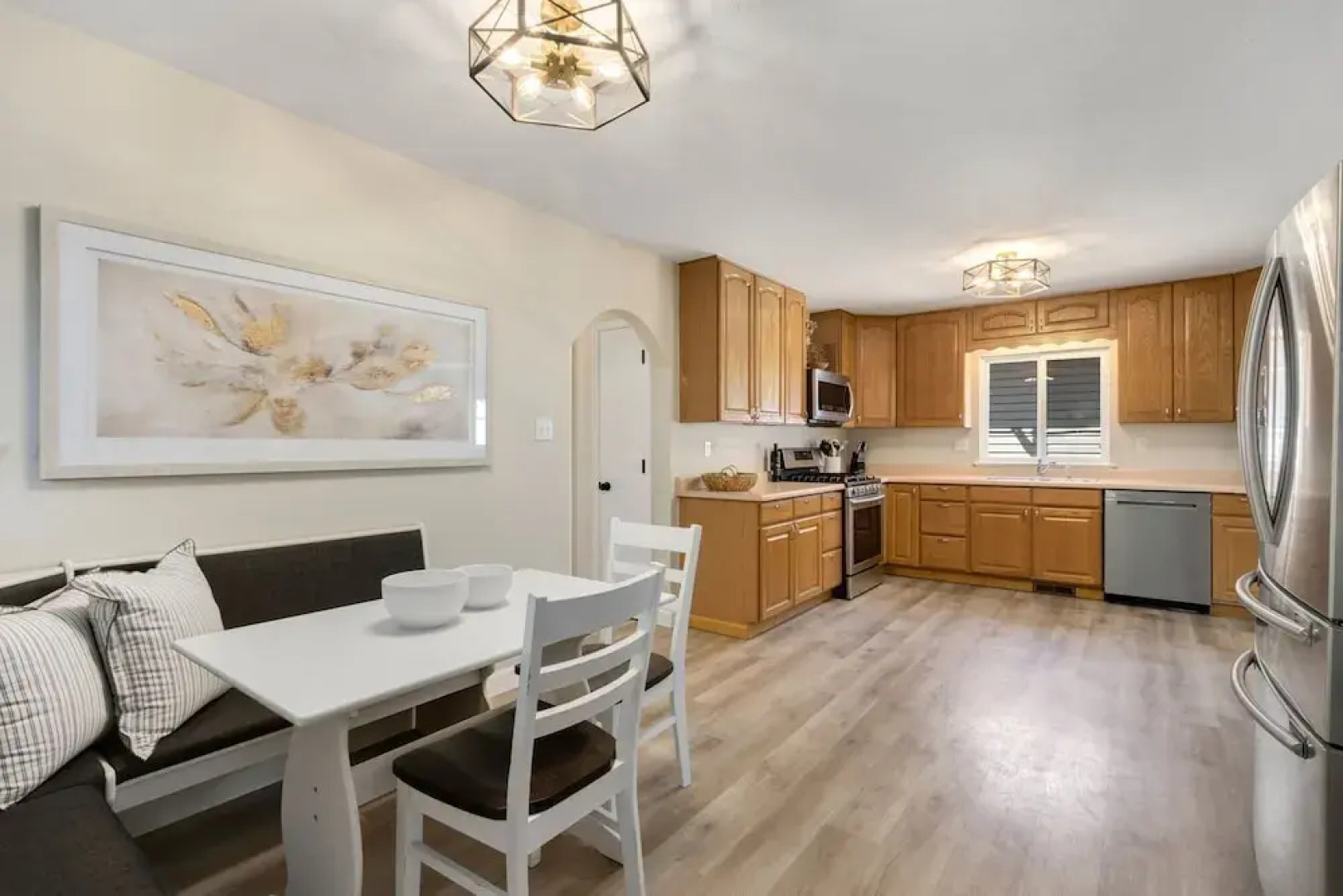 Downtown Windsor Home With Hot Tub & Pool Table