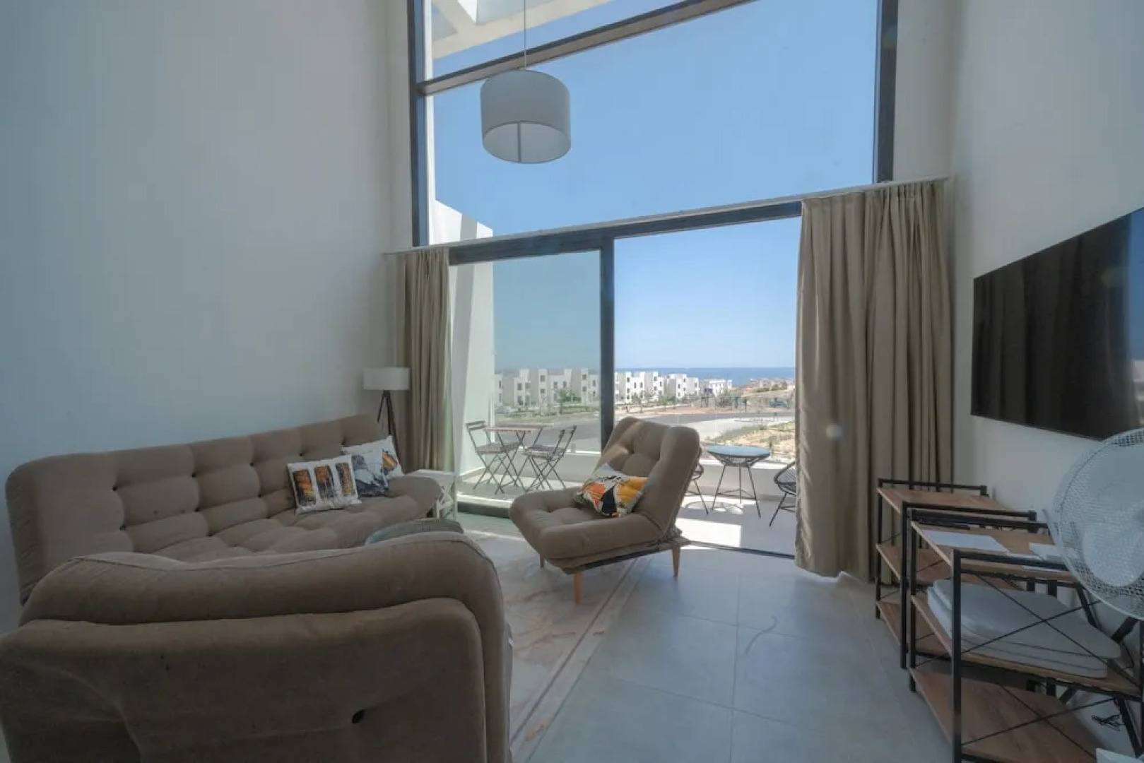 Modern and Spacious Apartment With Beautiful Roof Terrace and sea View