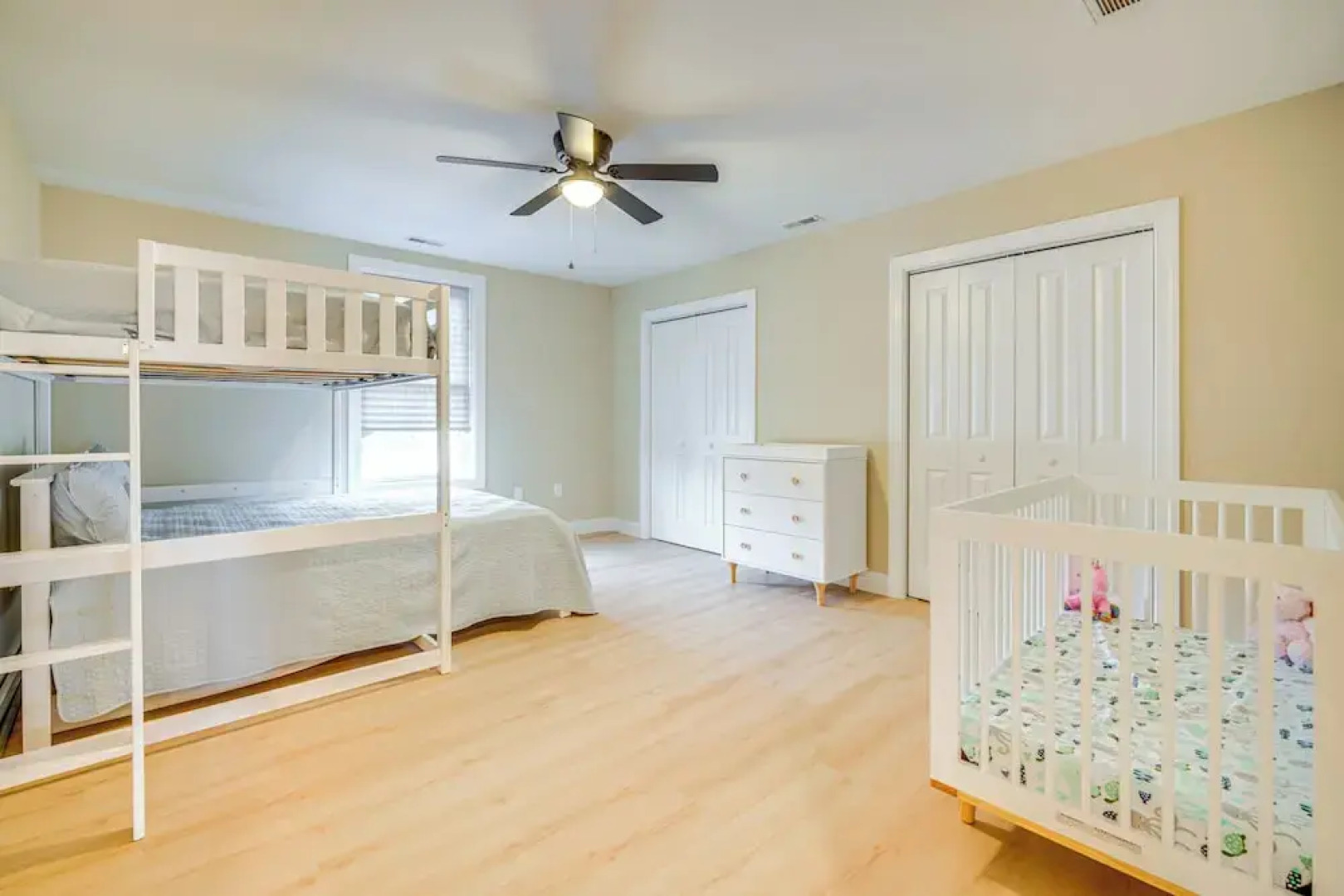 Steps to Sand: Villas Beach House w/ Decks!