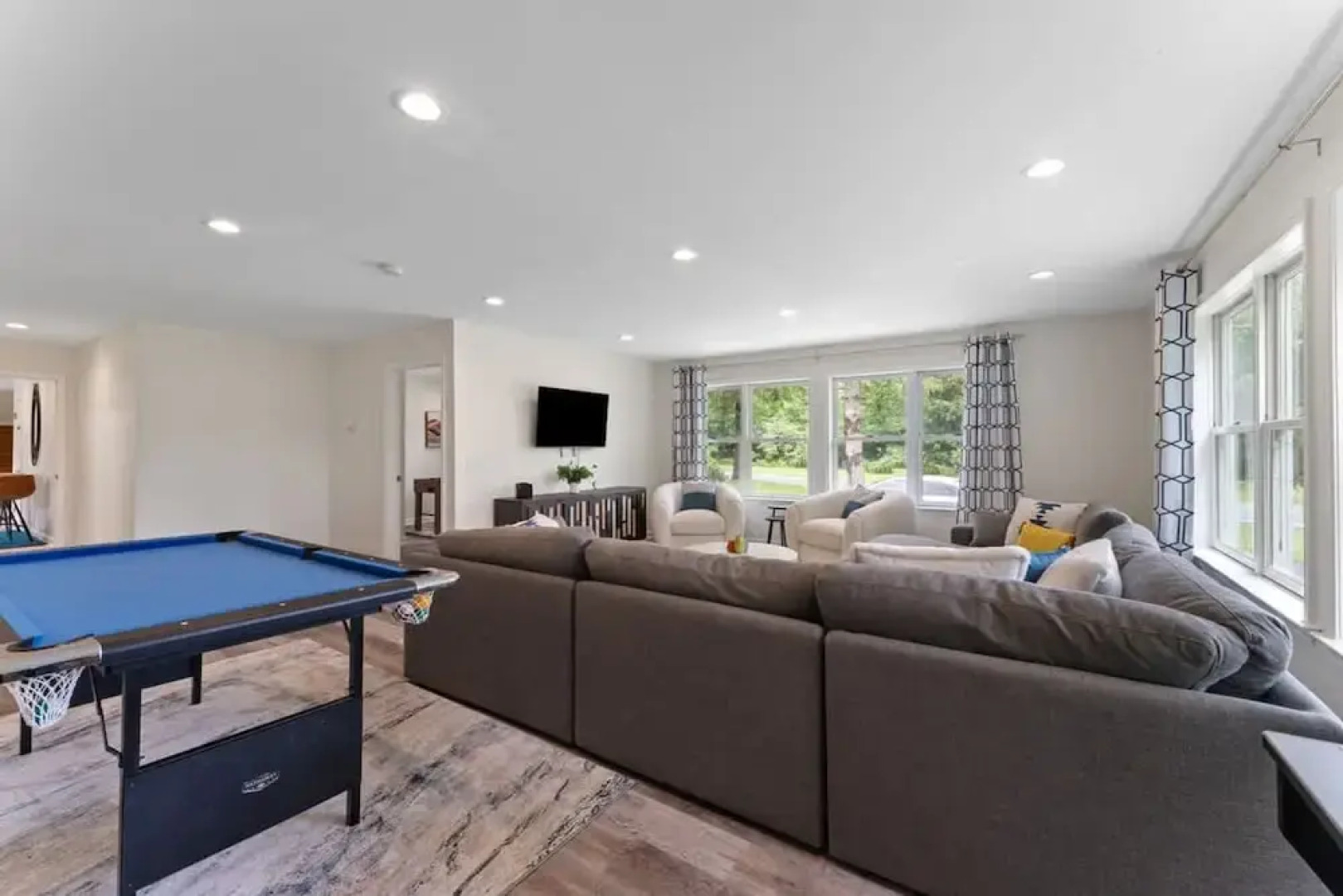 Charming Poconos Retreat w spa Fire pit Deck