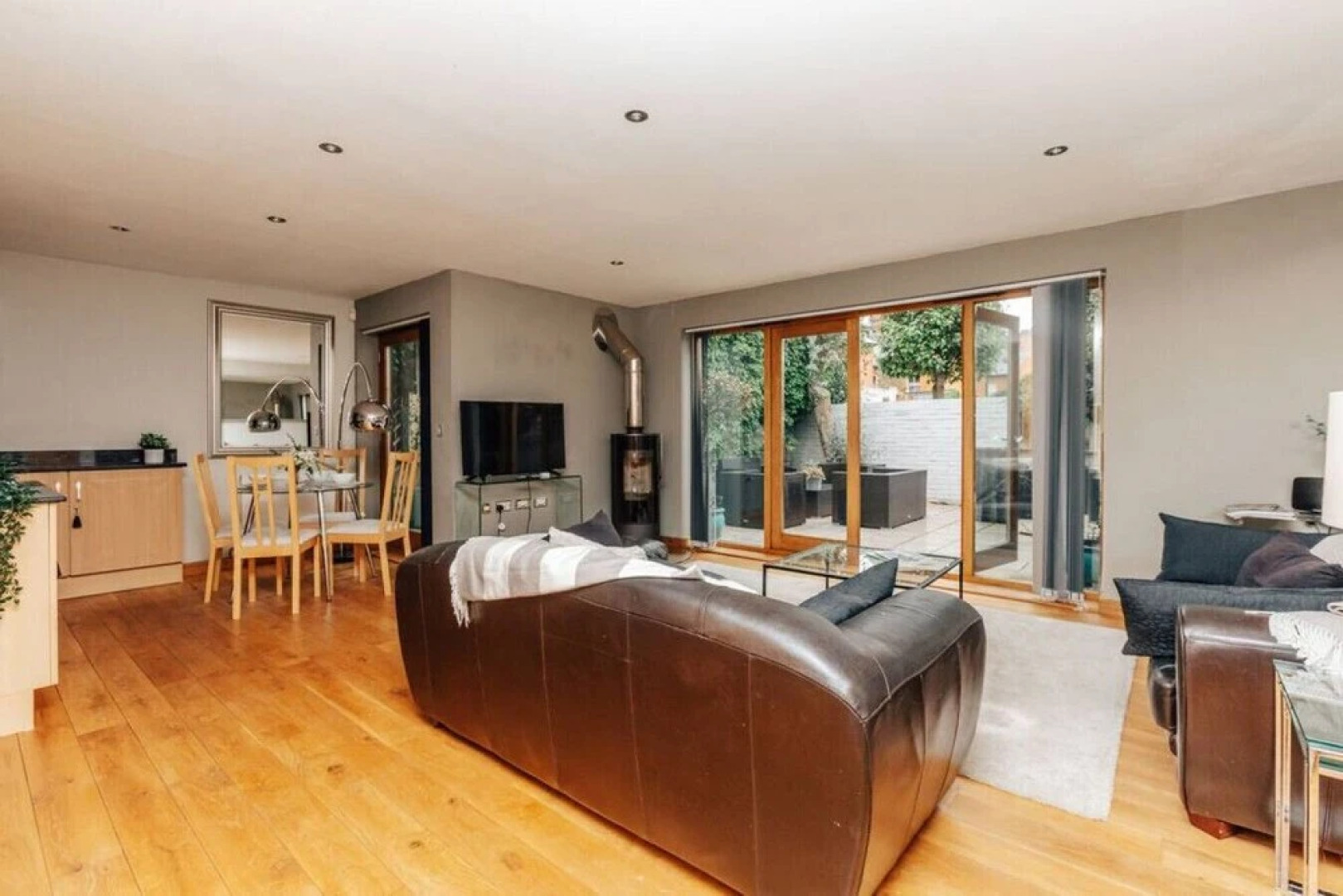 The Herringbone - 3 Bed With Parking Pet Friendly