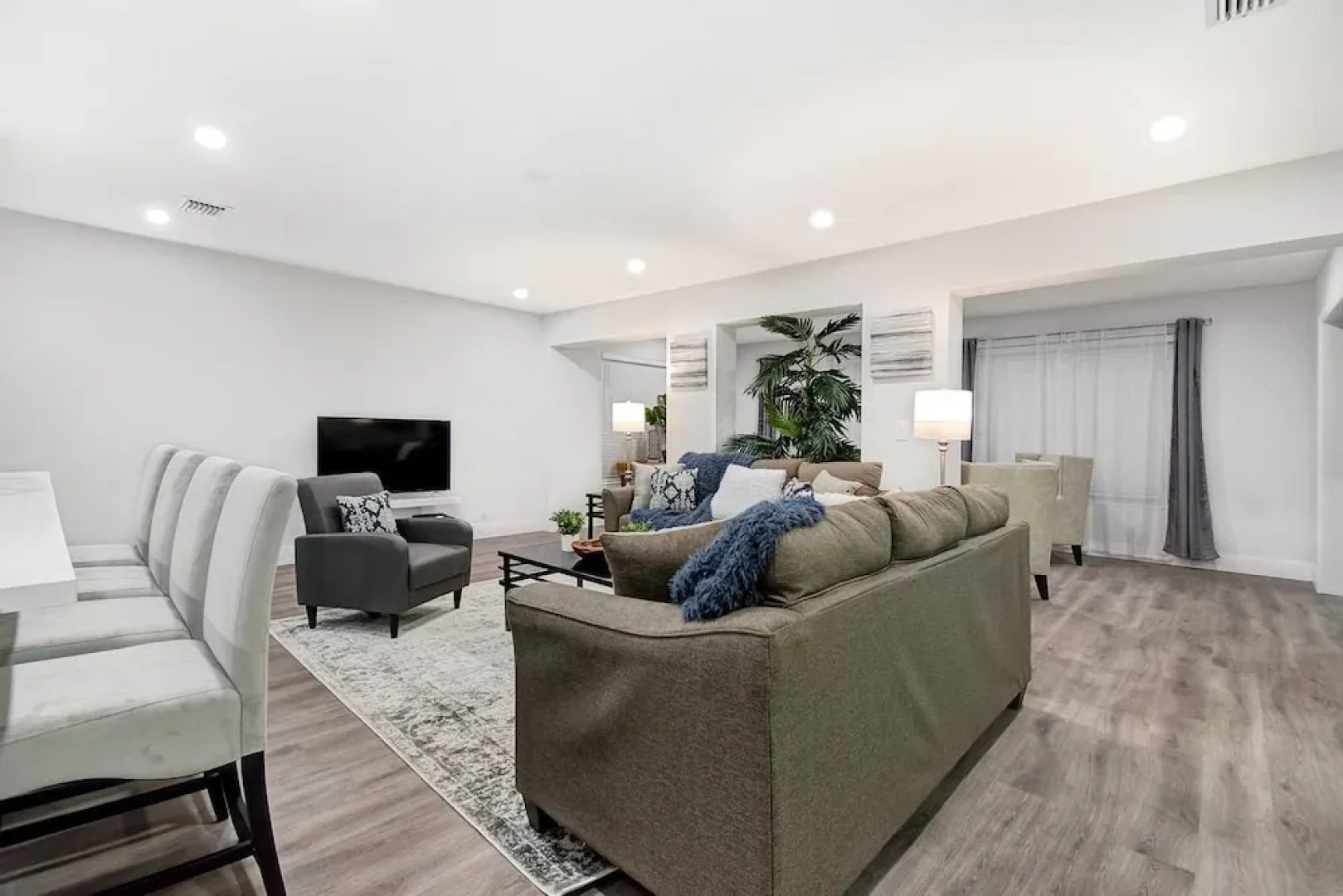 Comfortable Luxurious Home with Hot Tub, Near the Beach