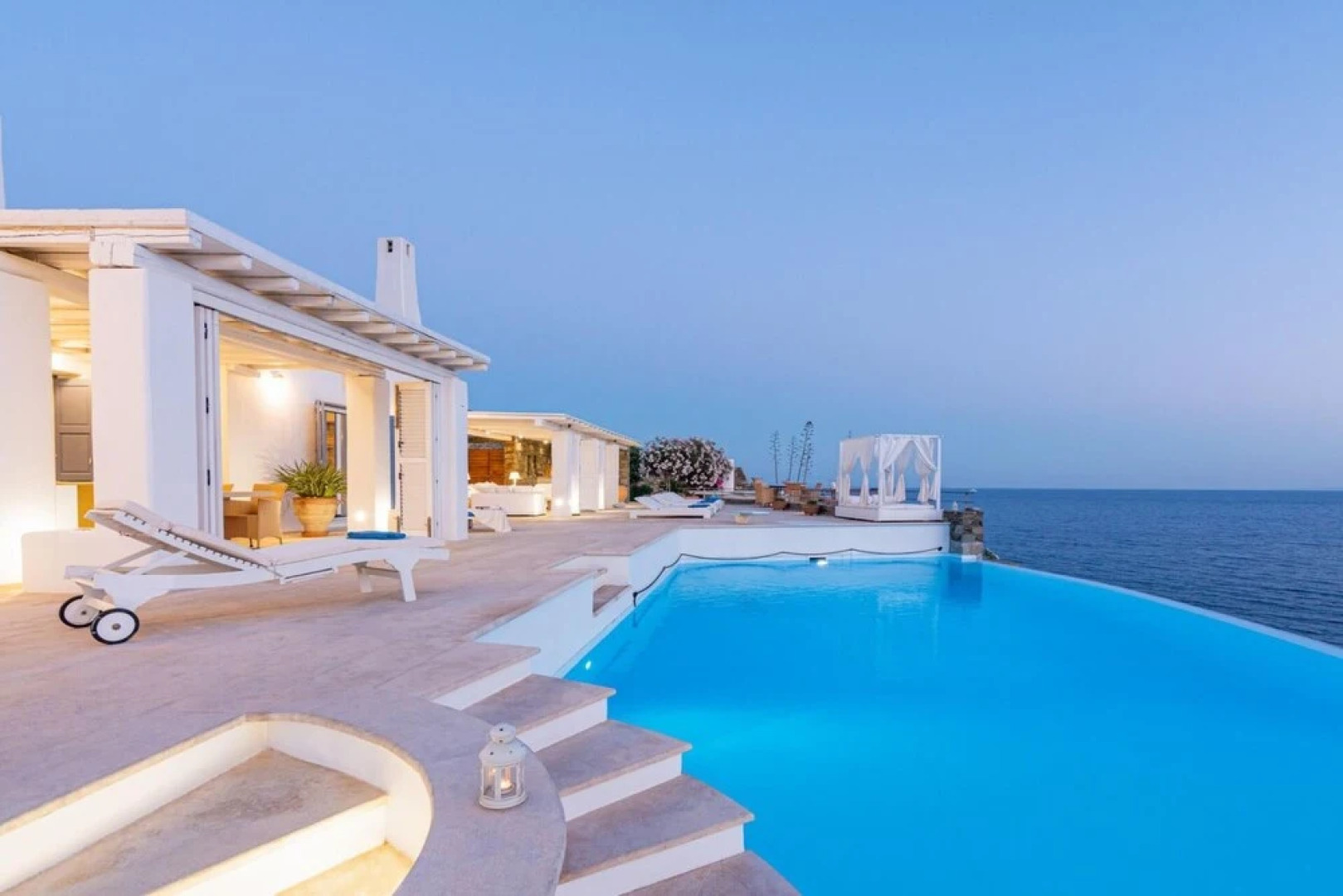Inviting 8-bed Villa in Ermoupoli - Villa Blueros