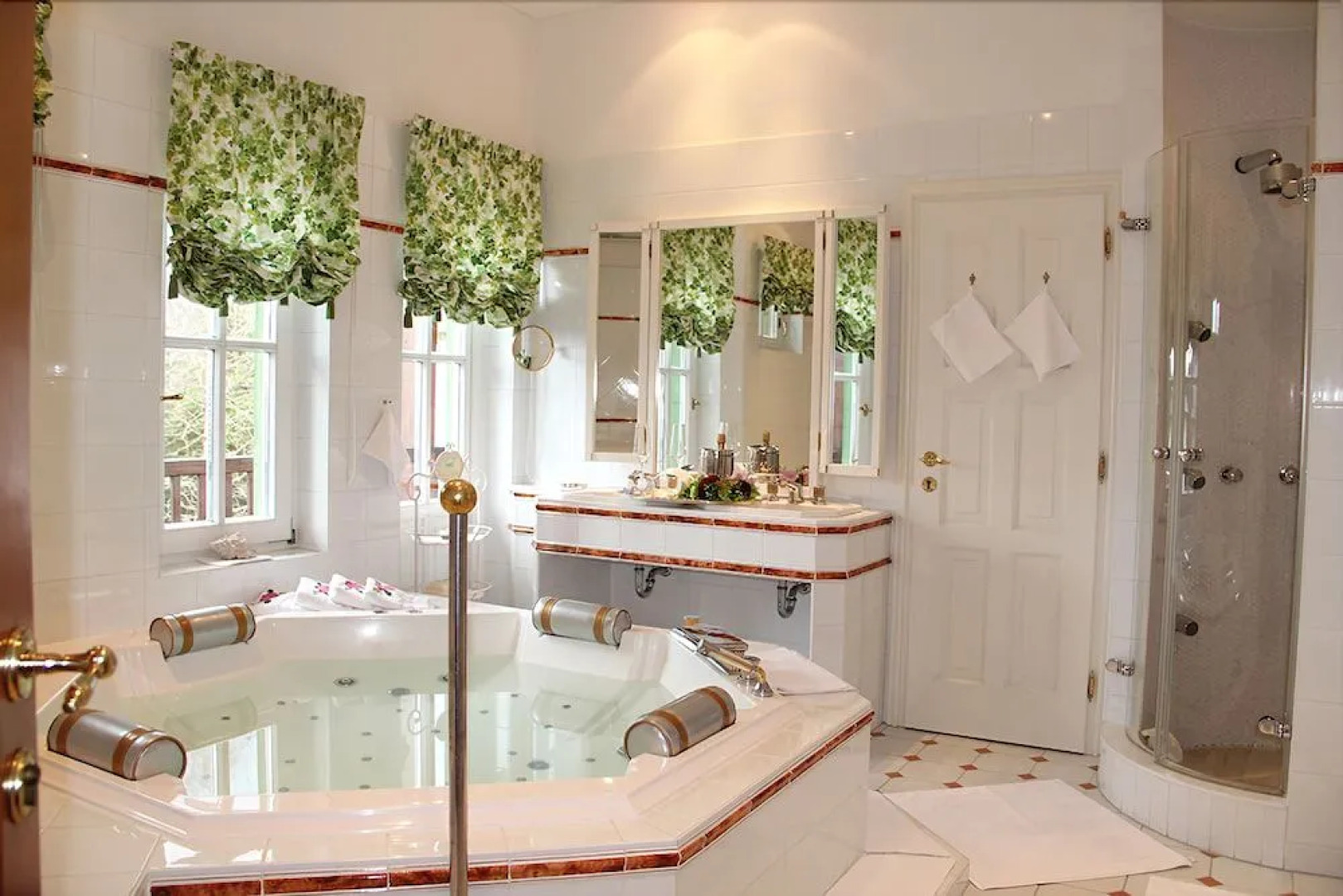 Dietrichsteinerhof Apartments & Rooms