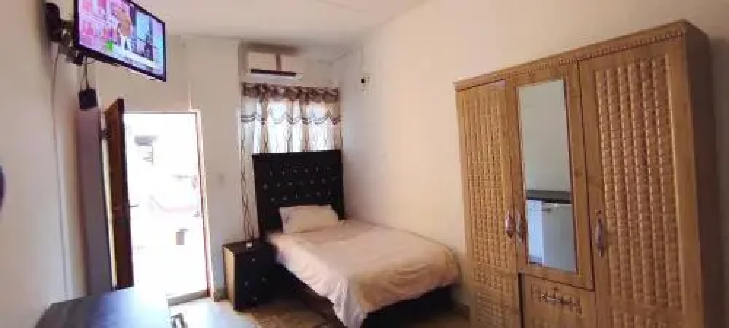 Sir Pinto Holiday Inn