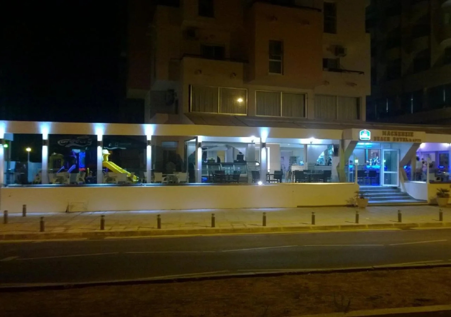 Mackenzie Beach Hotel & Apartments