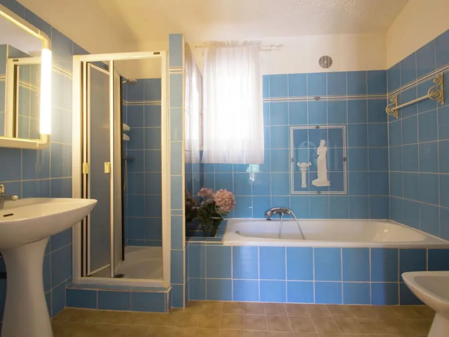 Lavish Villa in Mouans-sartoux With Sauna