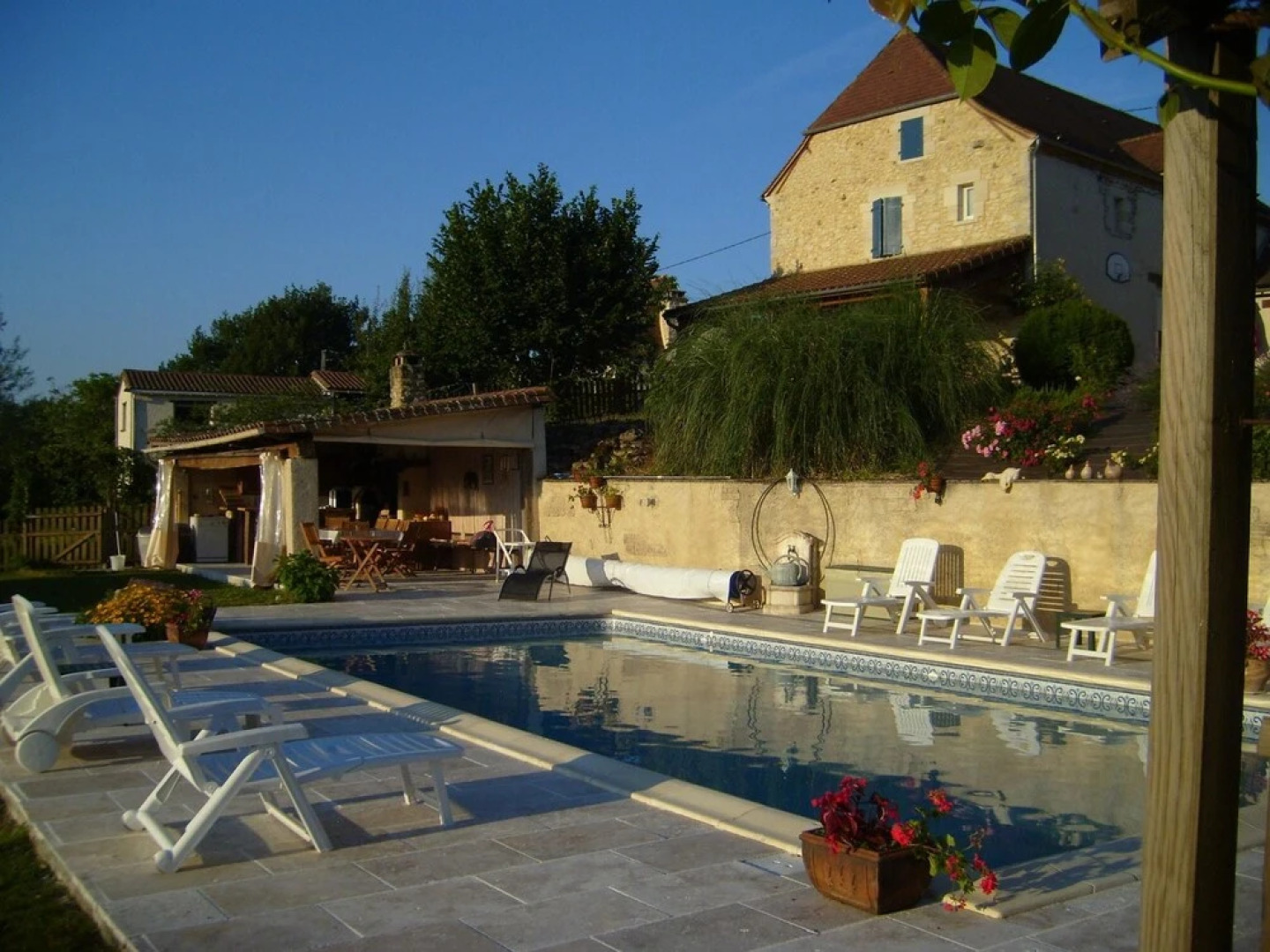 Apartment With one Bedroom in Thenon, With Pool Access, Furnished Terr