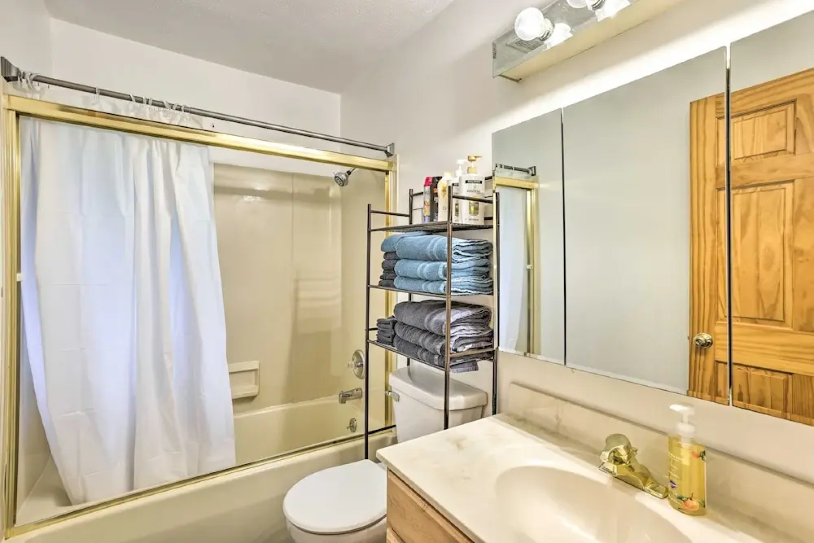 Secluded Bass Lake Cabin, 9 Mi. to Traverse City!