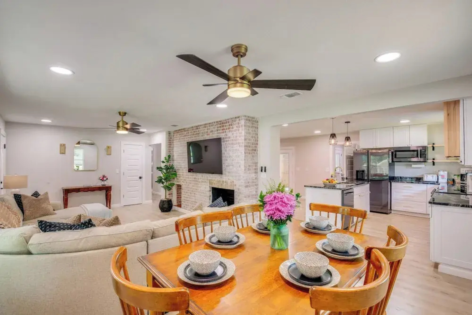 Away in Paris Retreat w/ Workspace, 2 Mi to Dtwn