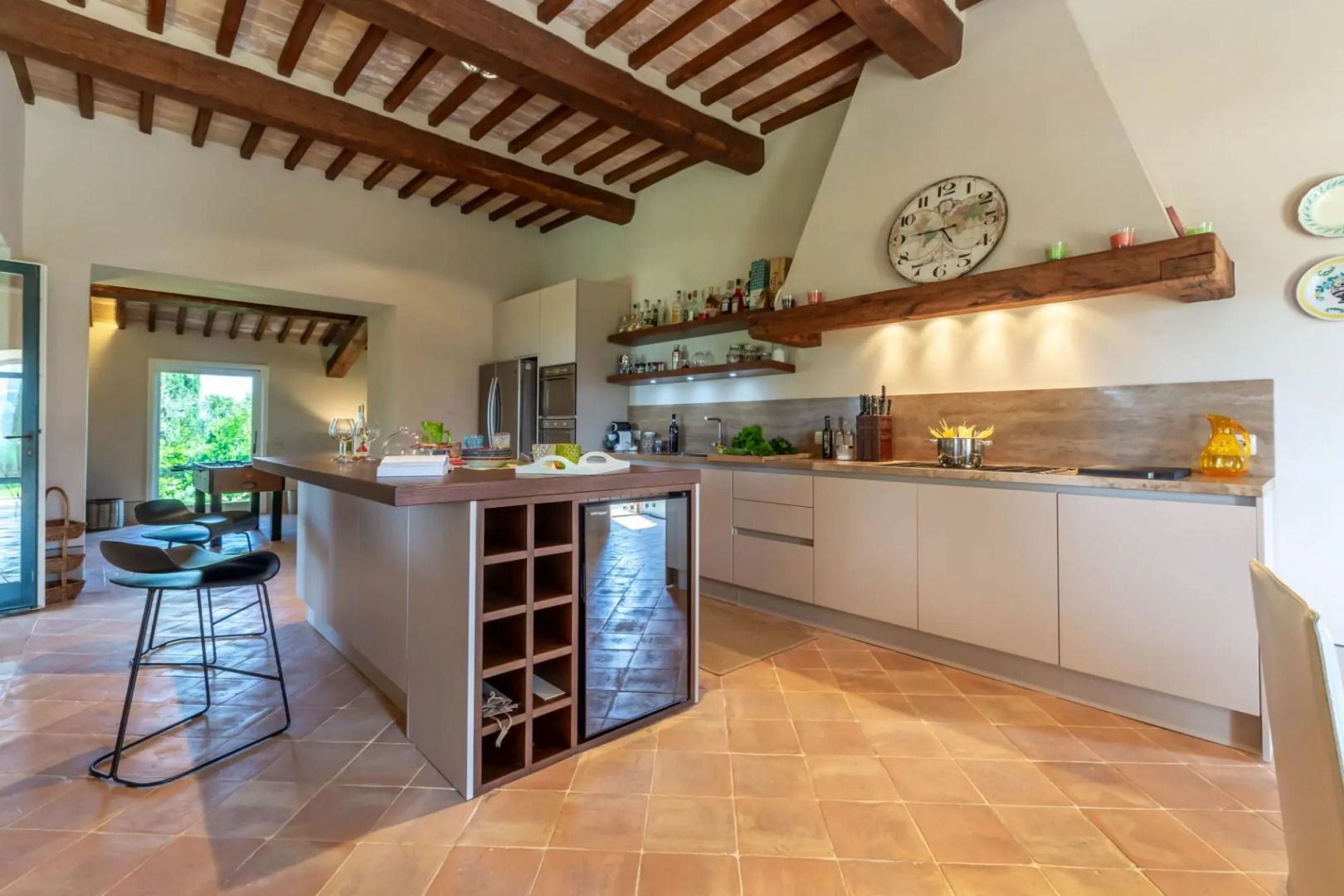 From this beautiful property, immersed in the Sienese countryside, you can enjoy sunsets with changi-Podere i Poggi