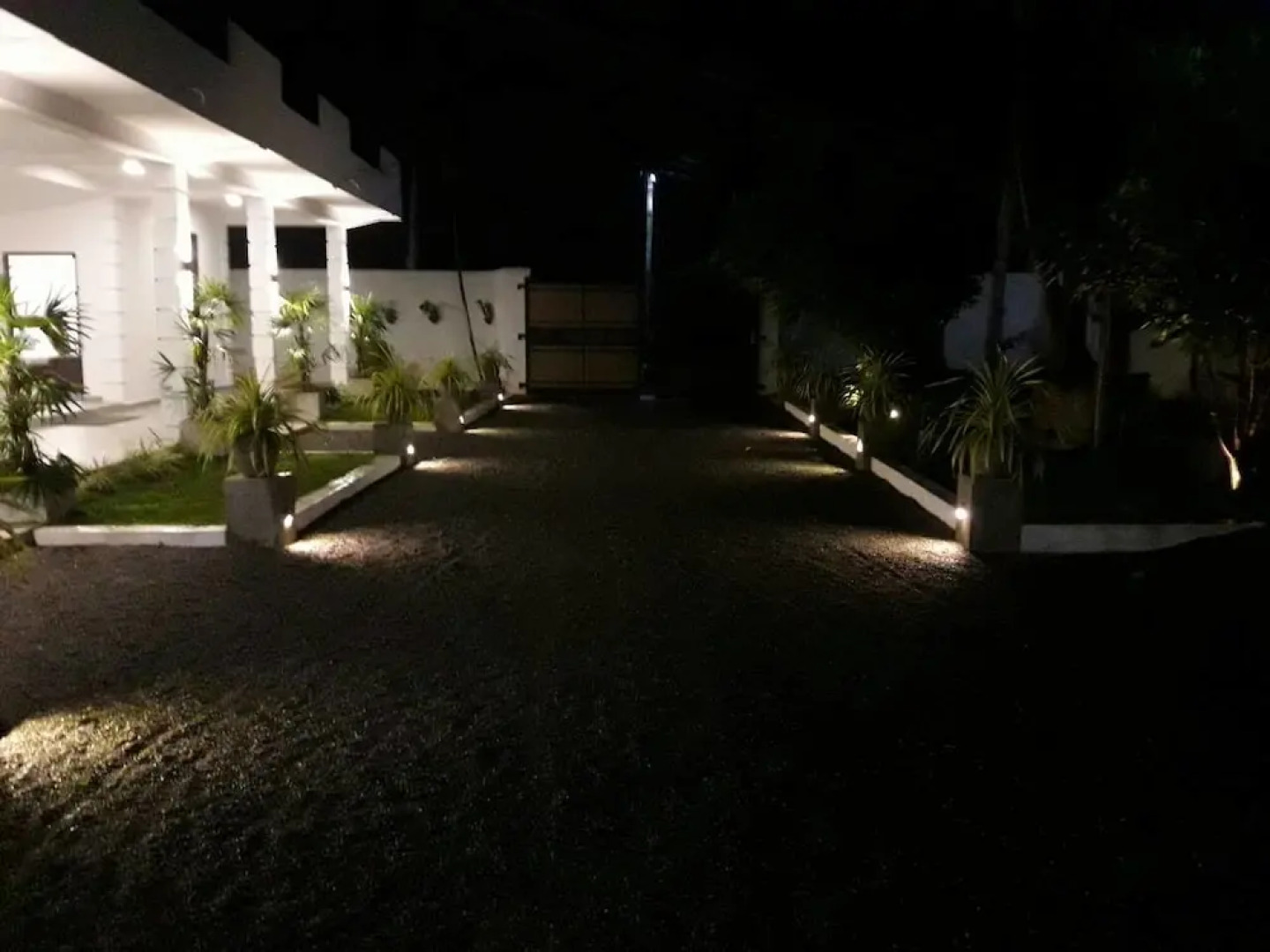 Airport Grand Holiday Home