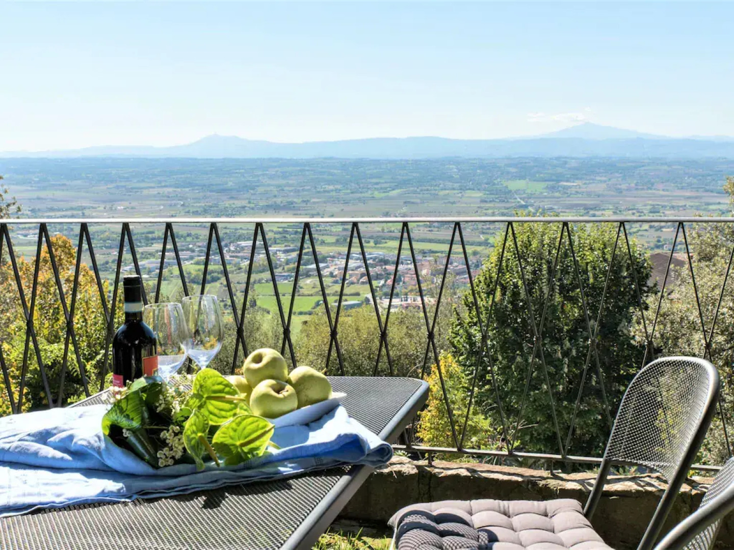 Apartment near Cortona with a Beautiful View and Garden