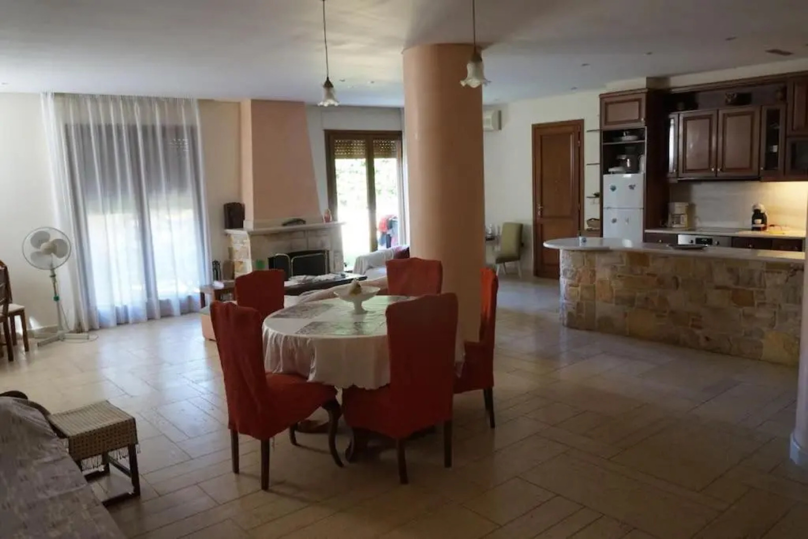 Apartment with a garden, BBQ, swimming pool and jacuzzi