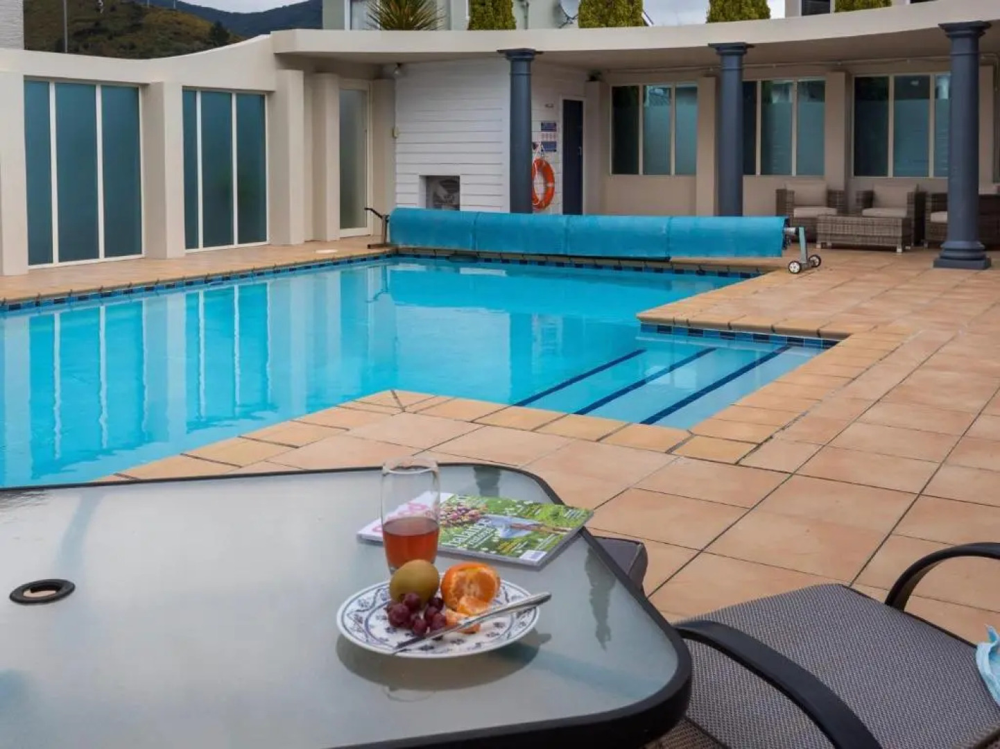 Poolside Retreat - Picton Holiday House Waikawa