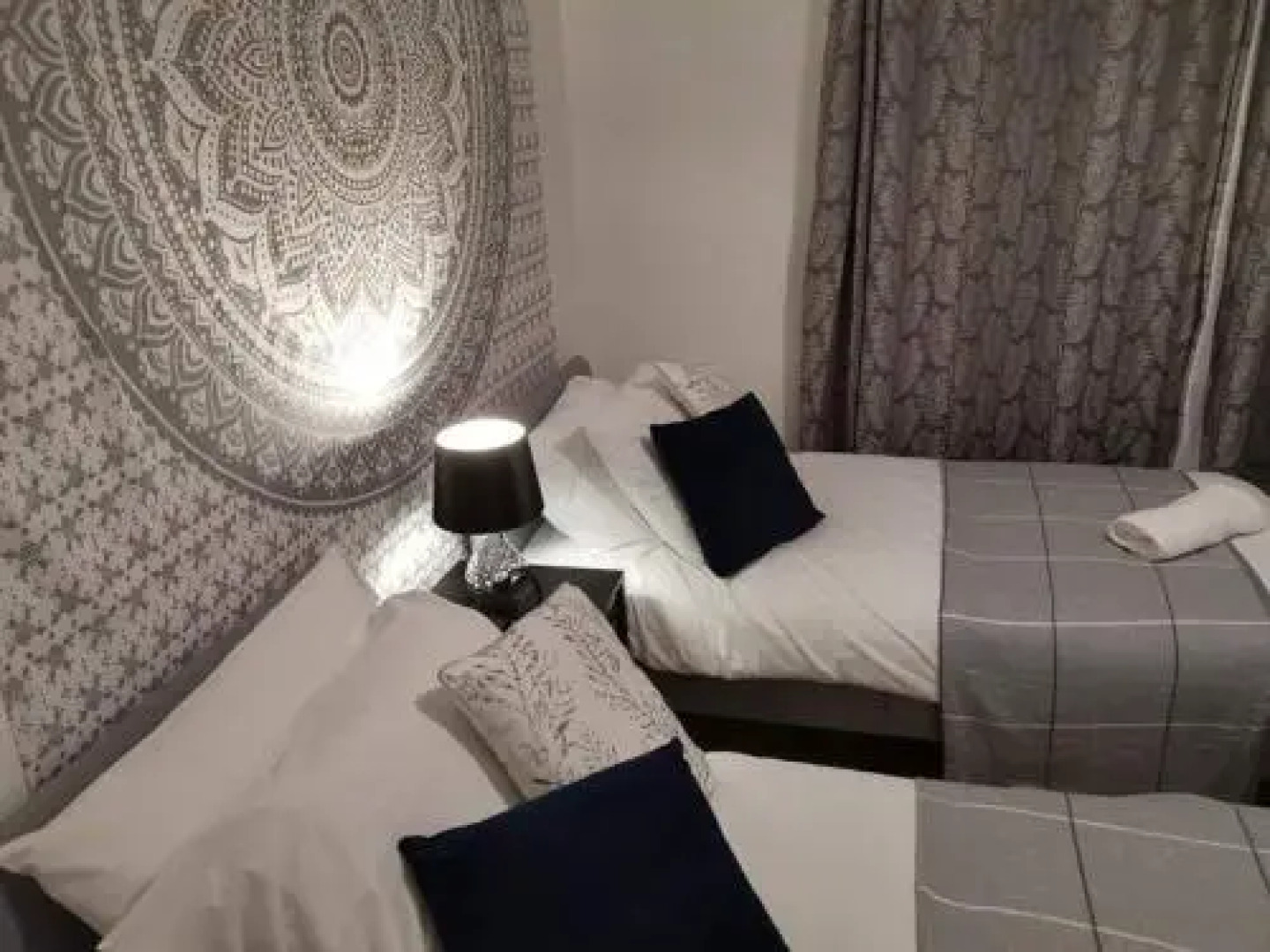 Air Host and Stay - Corner House, Sleeps 8, 4 Bedrooms Great Value