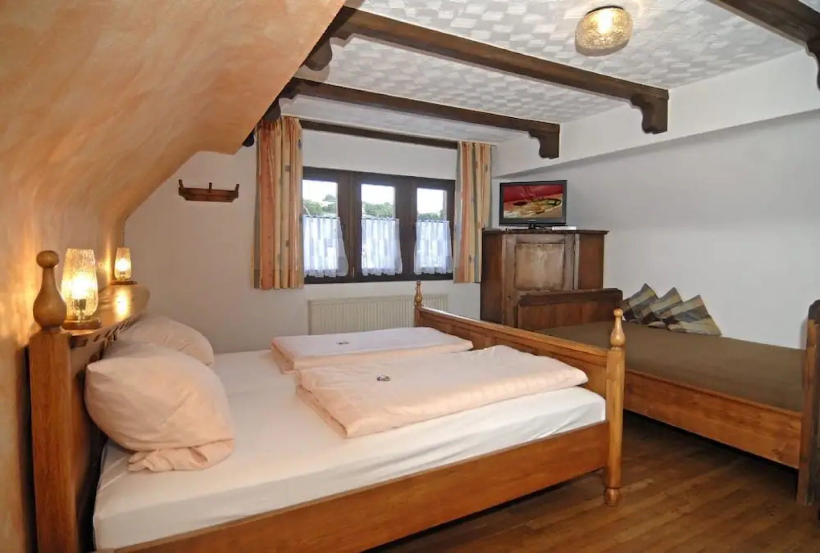 Harmony beim Holzschnitzer